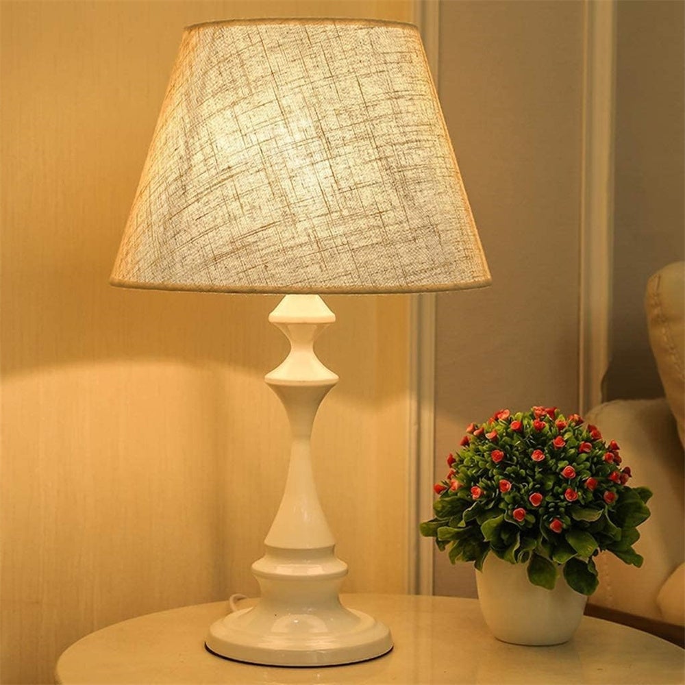 Lampada da tavolo con paralume ondulato, attacco E27, interruttore a pulsante, lampada da comodino per soggiorno, stanza dei giochi, bianca, lampadina | Leroy Merlin