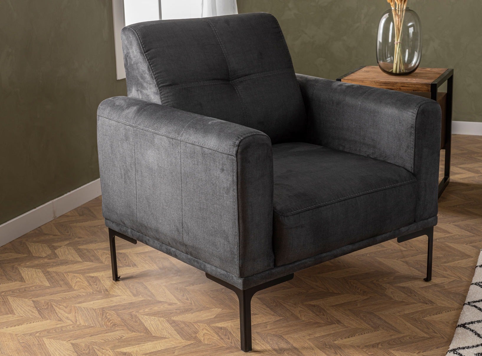 Sillón moderno suave tela antracita patas de metal negro kustone 88 cm