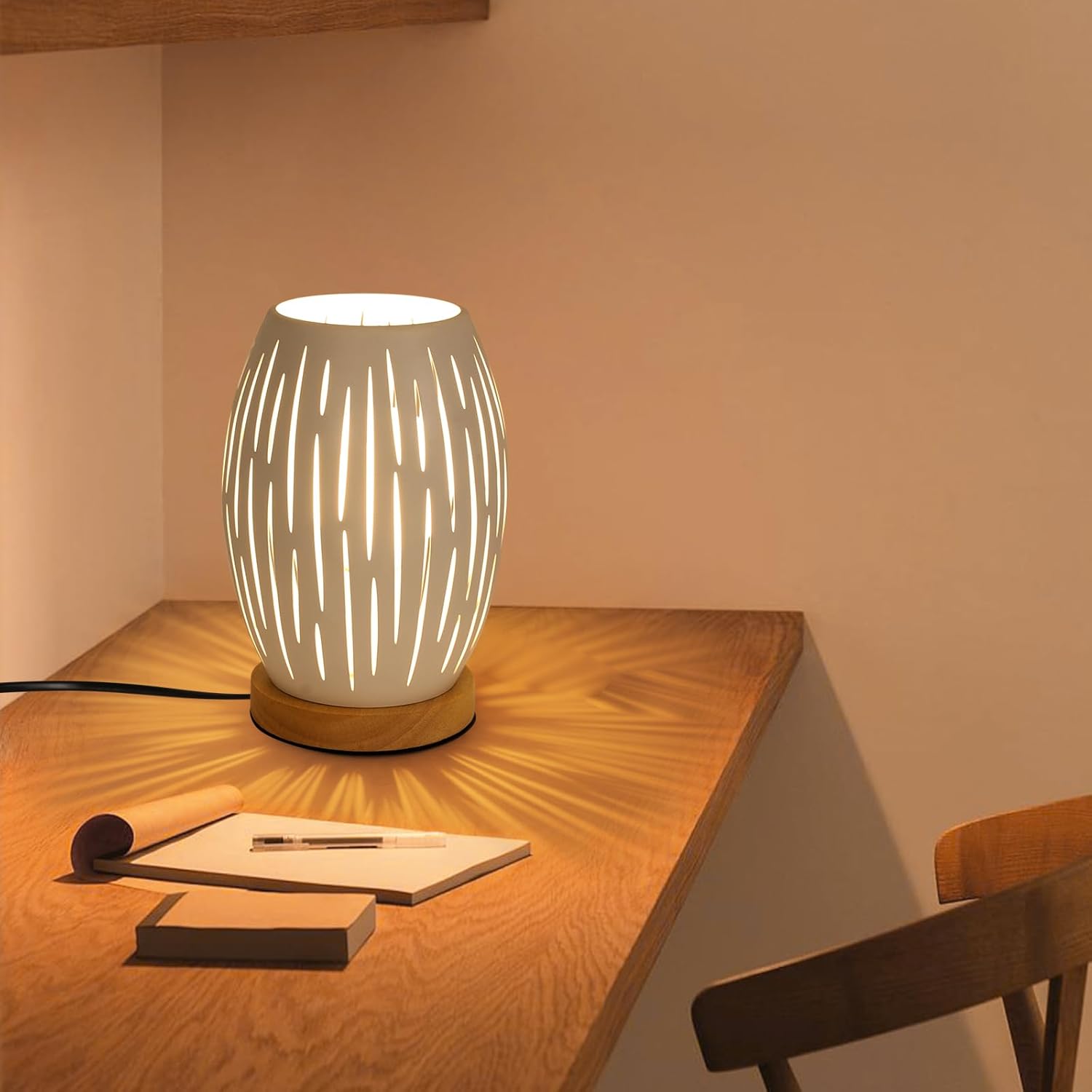 GOECO Lampe de Chevet E27, Lampe de Table avec Socle en Bois et Abat-jour en Métal Creux, Lampe de Bureau Décorative pour Chambre, Blanc - 7