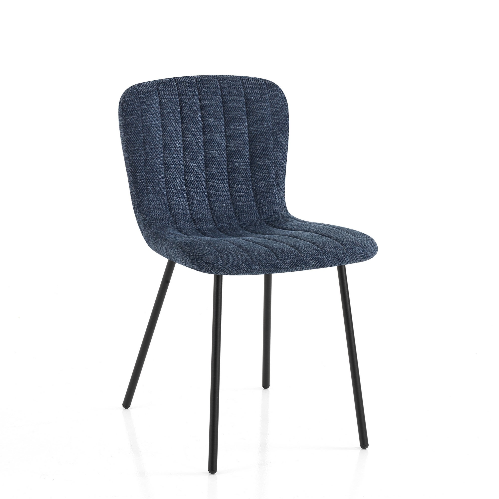 Zestaw 4 krzeseł COSY Blue w niebieskiej tkaninie, z matowoczarną metalową ramą i regulowanymi nóżkami, idealny do nowoczesnych salonów i kuchni