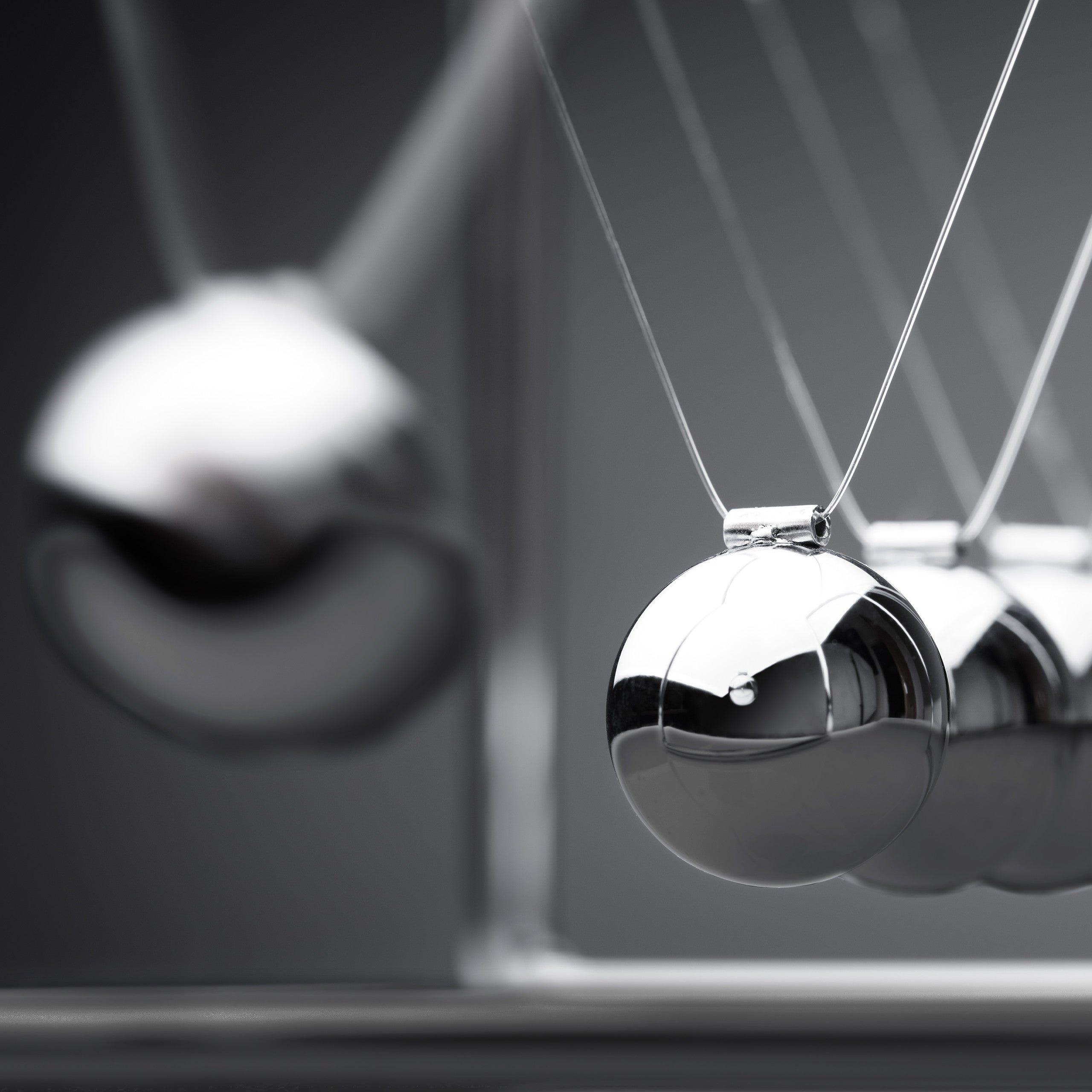 Pendule Newton, décoration bureau de travail, physique, science & art, 5 boules, métal, balancier, argenté, Relaxdays - 5