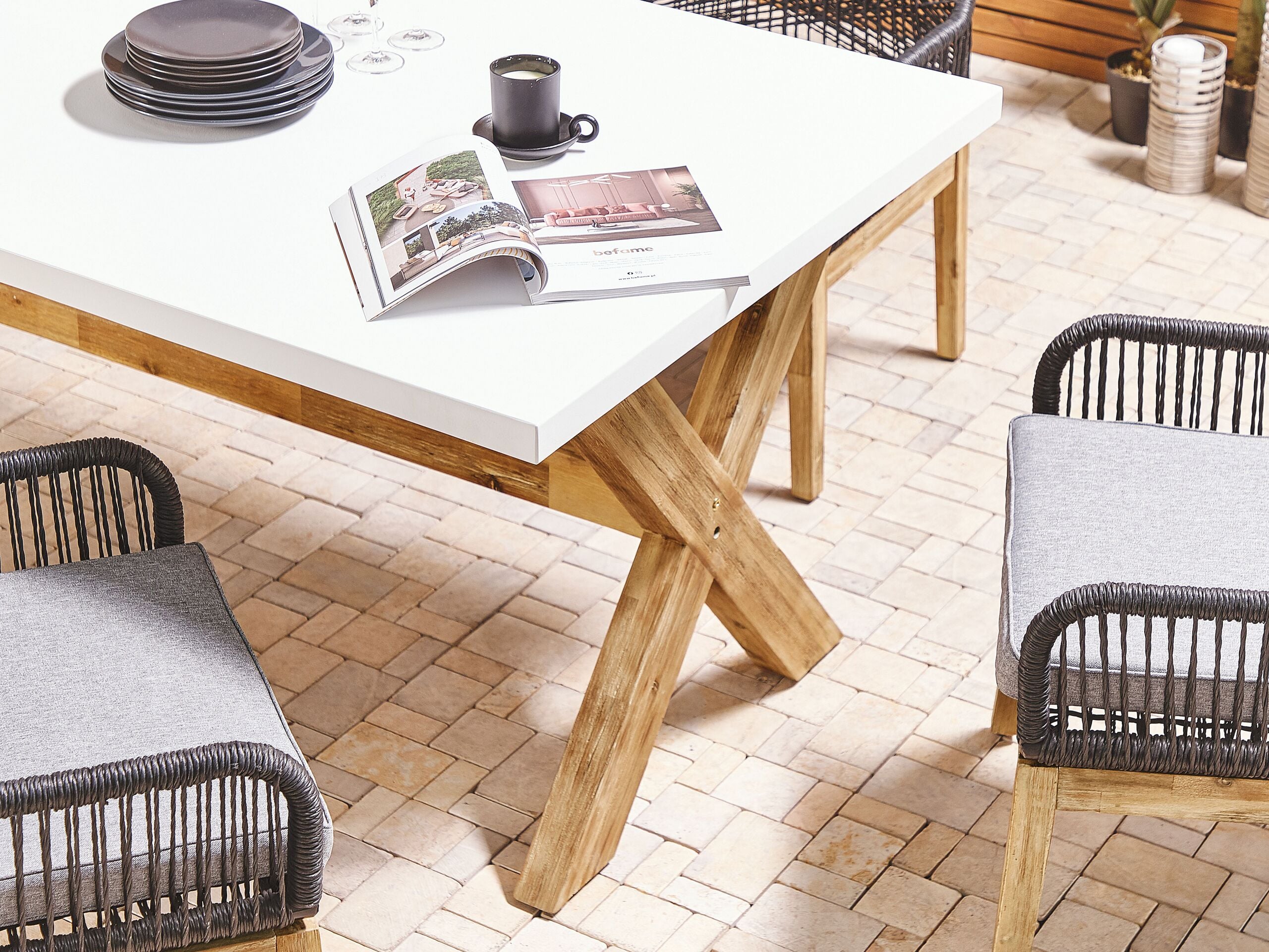 Beliani Conjunto de comedor exterior 6 plazas OLBIA con cojines Cemento Negro - 4