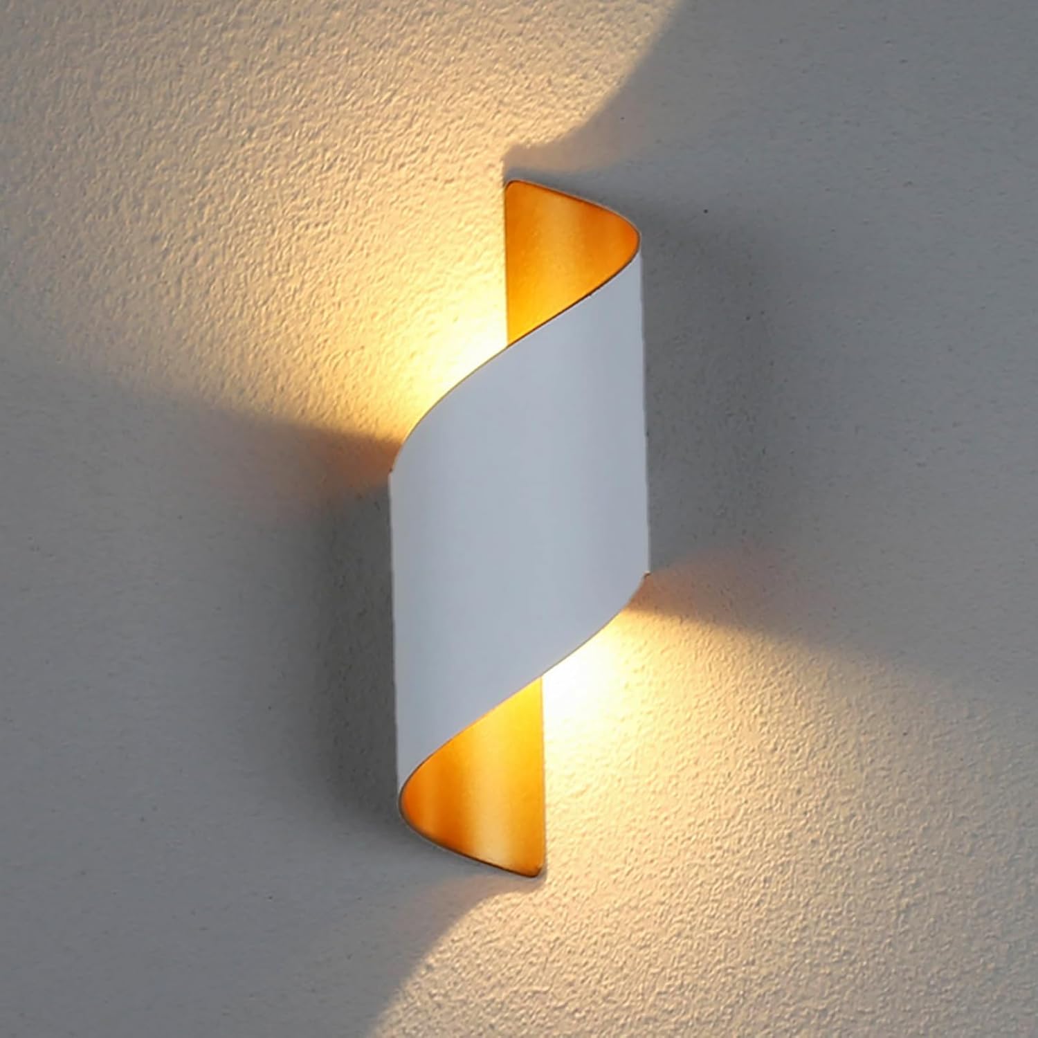 Wewnętrzny/zewnętrzny kinkiet, 10 W, biały ciepły 3 000 K, regulowany góra-dół, aluminiowa lampa spiralna, IP65, platyna
