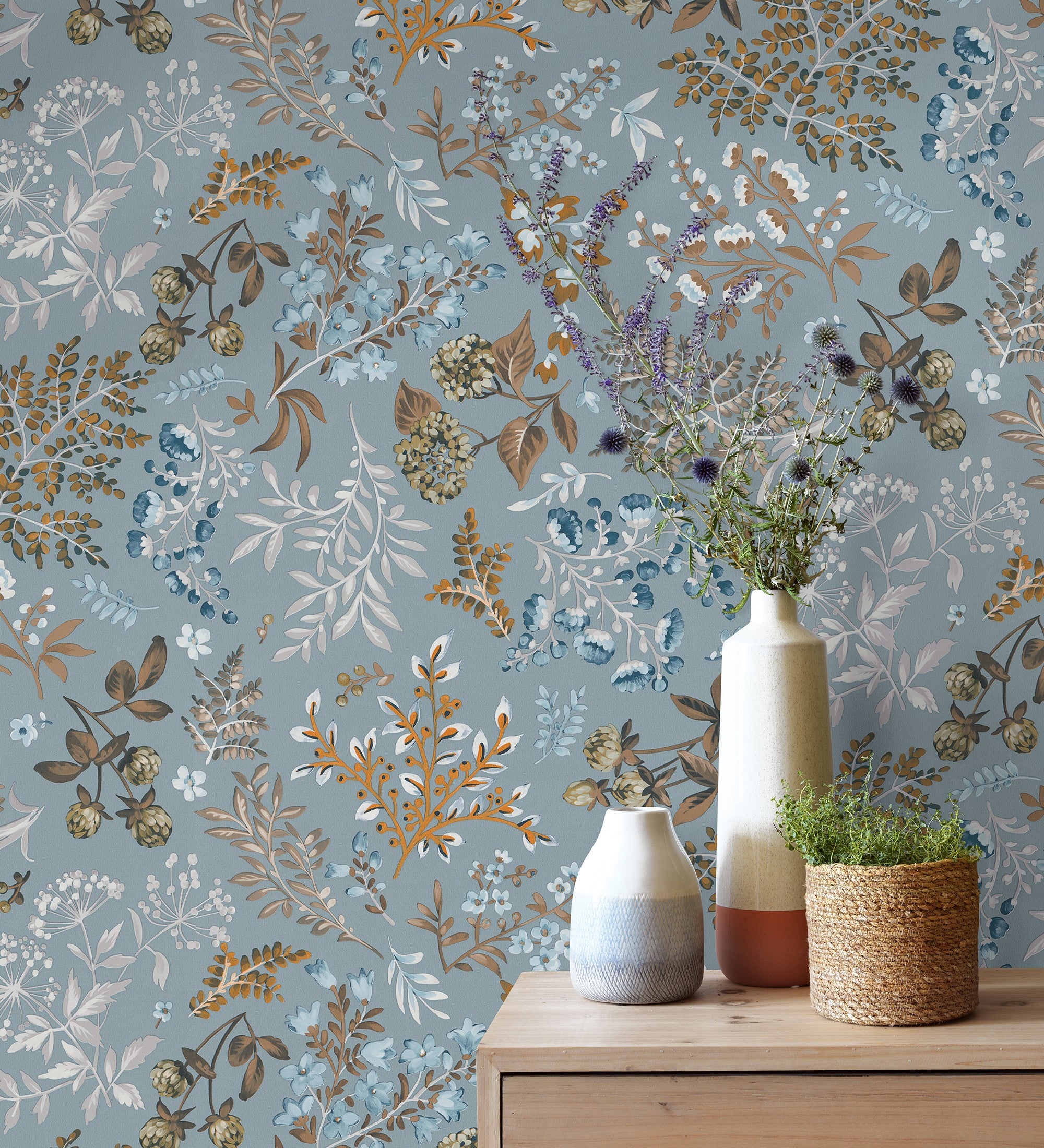 Papel pintado con motivos botánicos de flores y hojas en fondo azul grisáceo - winter garden 683476 de gaulan - rollo de 10 m x 0,53 m