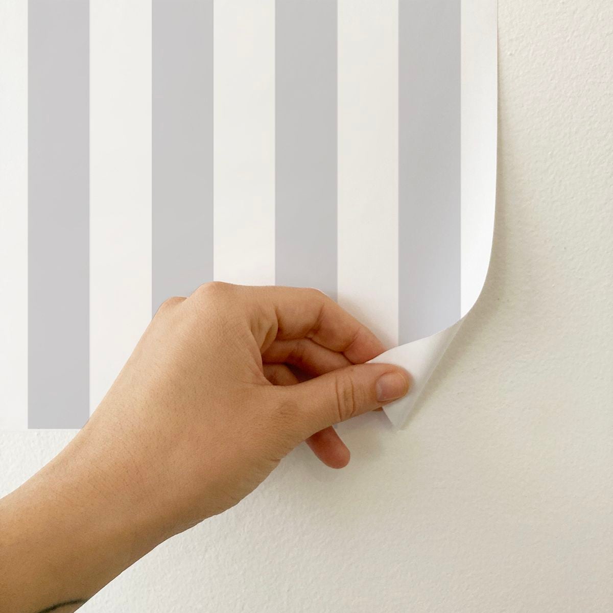 Papel de parede adesivo listras pequenas cinza e branco em vinil lavável e removível - 1 rolo 50x300 cm - Decochic - 3