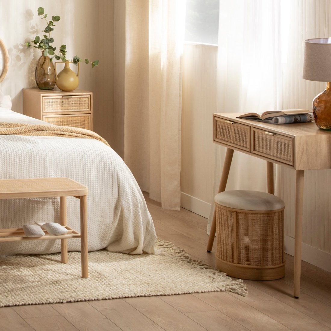 Pouf rotondo imbottito in velluto beige e rattan naturale Sure - 3