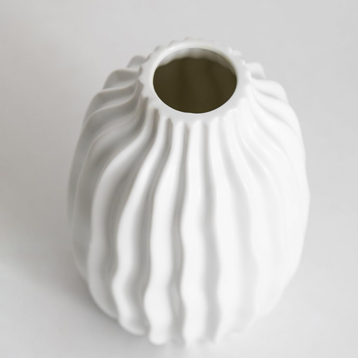 Jarrón Blanco de Cerámica de 20 cm, Jarrón de Diseño Estriado Elegante, Estilo Moderno Simple, Ideal para Flores Frescas y Secas, Decoración de Mesa - 2