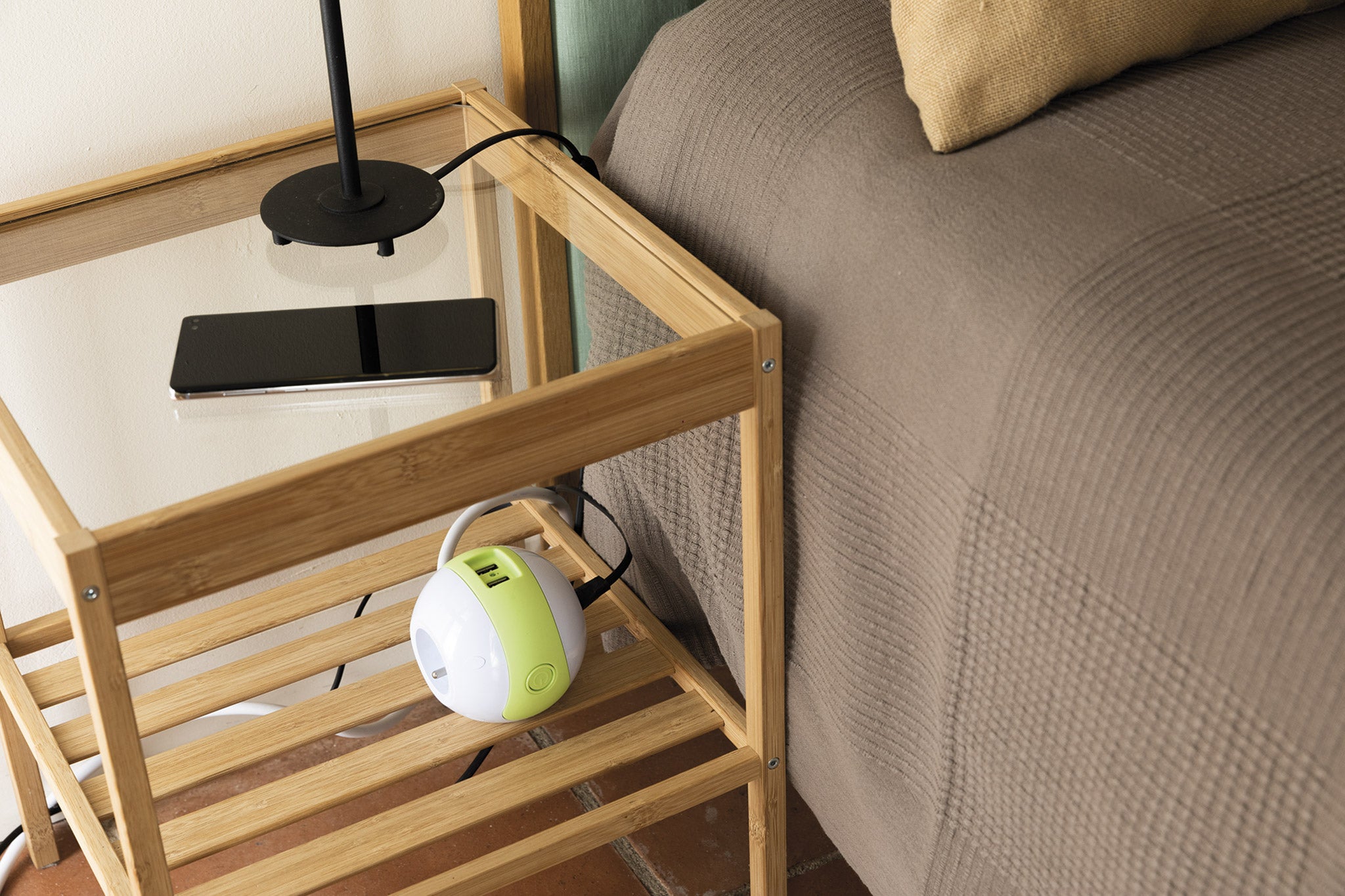 Multiprise WATT&CO Design Ronde avec prises 16A, 1 prise 6A, 2 USB et Bouton MARCHE ARRET - 6