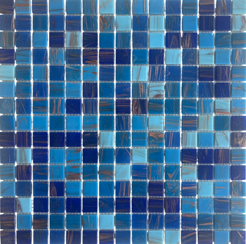 Mozaika z niebieskiej i jasnoniebieskiej siatki szklanej ze złotymi pociągnięciami pędzla. Mozaika do basenów, kuchni i łazienek – grubość 4 mm – 1 m²