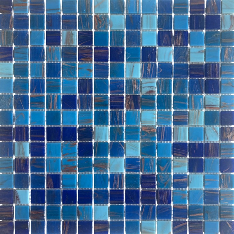 Mozaika z niebieskiej i jasnoniebieskiej siatki szklanej ze złotymi pociągnięciami pędzla. Mozaika do basenów, kuchni i łazienek – grubość 4 mm – 1 m²