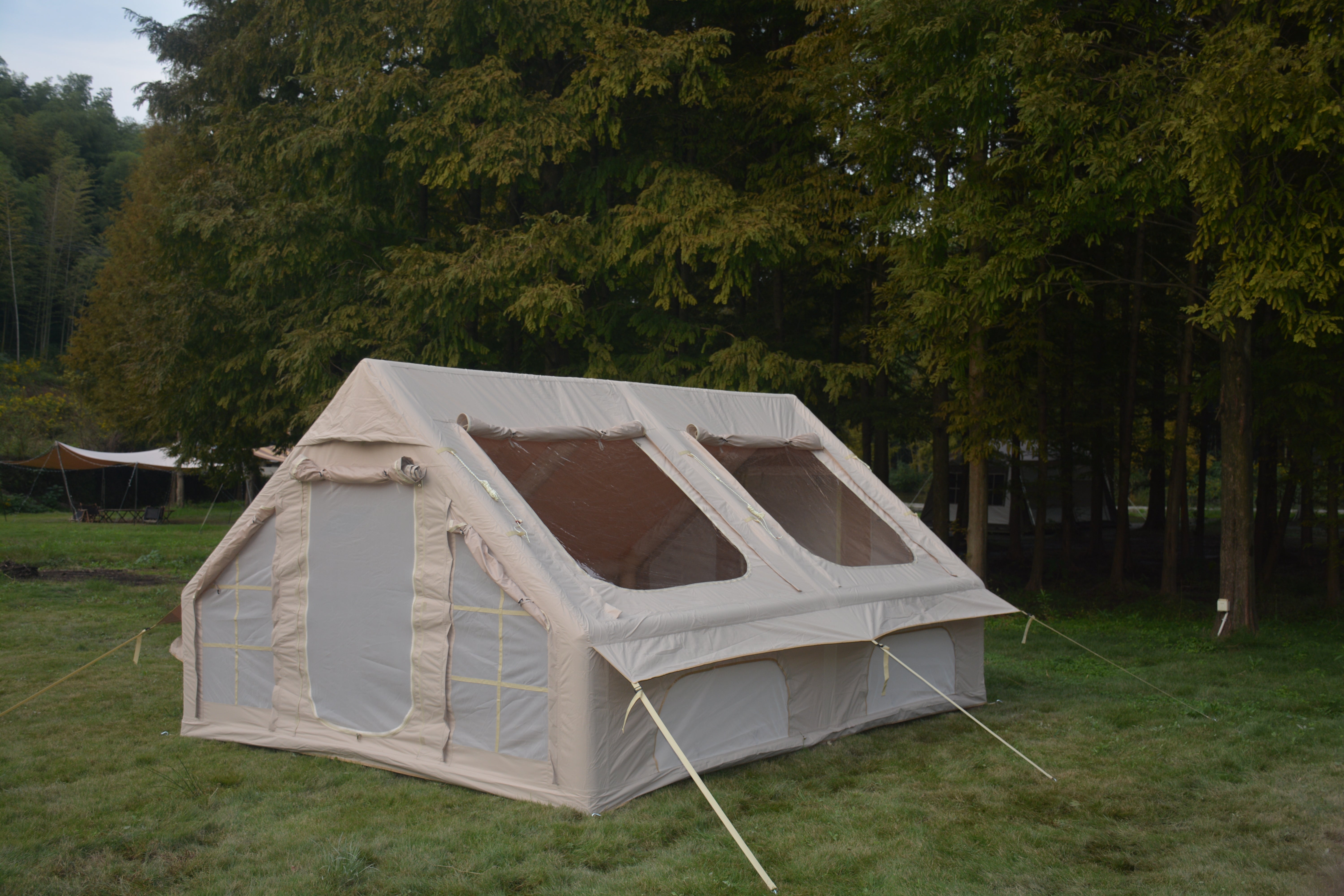 Grande maison gonflable sous tente - 2