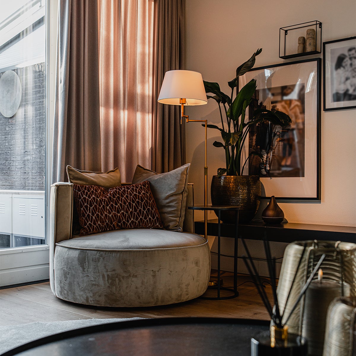 LAMPARA DE PIE EN METAL BLANCO