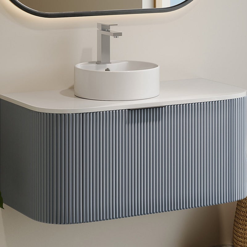 Szafka łazienkowa wisząca ryflowana z umywalką nablatową - Niebieski mat - 100 cm - LOMERI