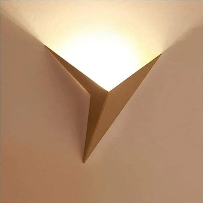 Lampa Ścienna Wewnętrzna LED Kreatywna Trójkątna Złota Lampa Ścienna Ciepła Biała Nowoczesna Metalowa Oprawa Ścienna Sypialni Salonu Klatki Schodowej