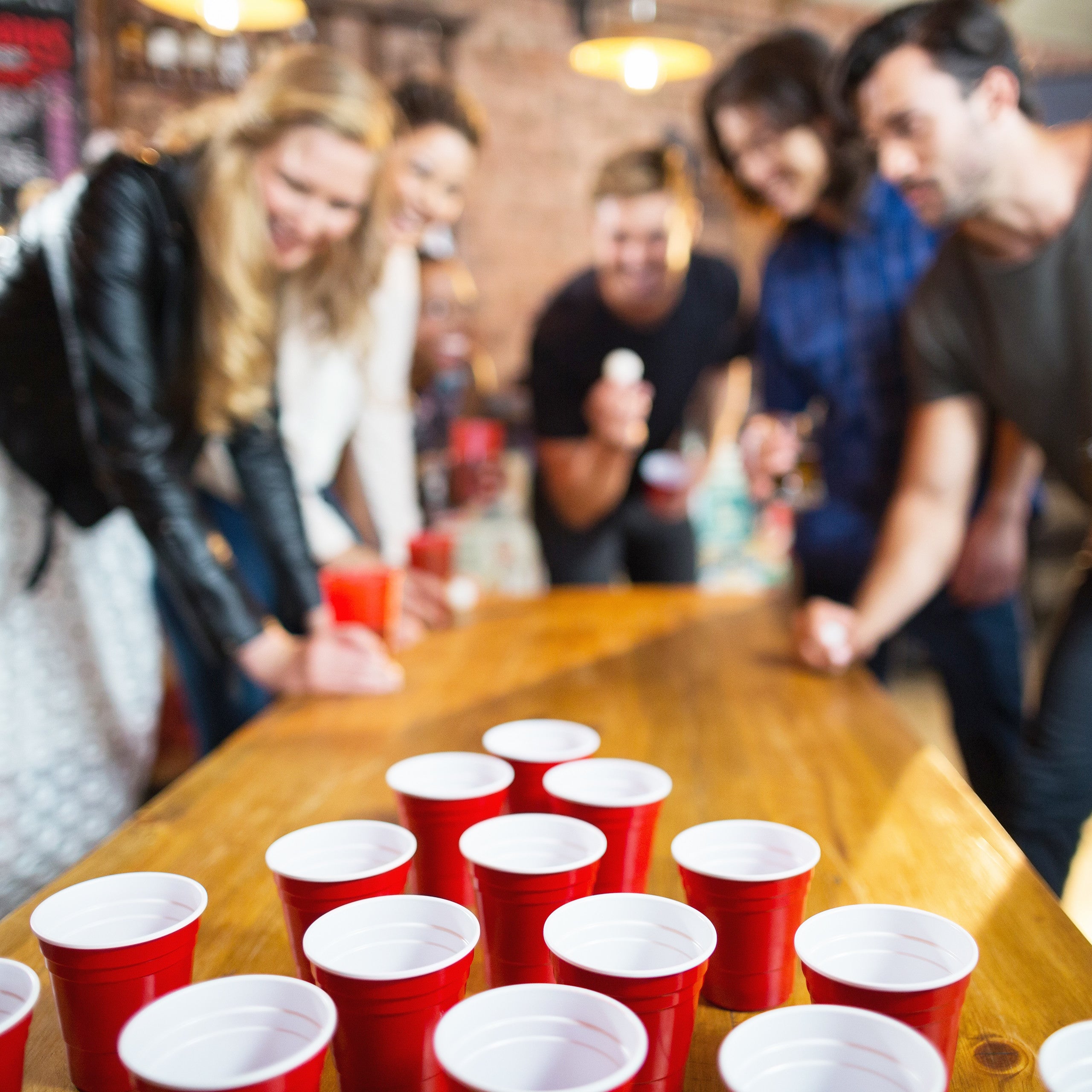 Relaxdays – Set Beer Pong Complet – 50 Gobelets 16 Oz (rouge/bleu) – 6 Balles Ping-pong – Jeu à Boire – Fête