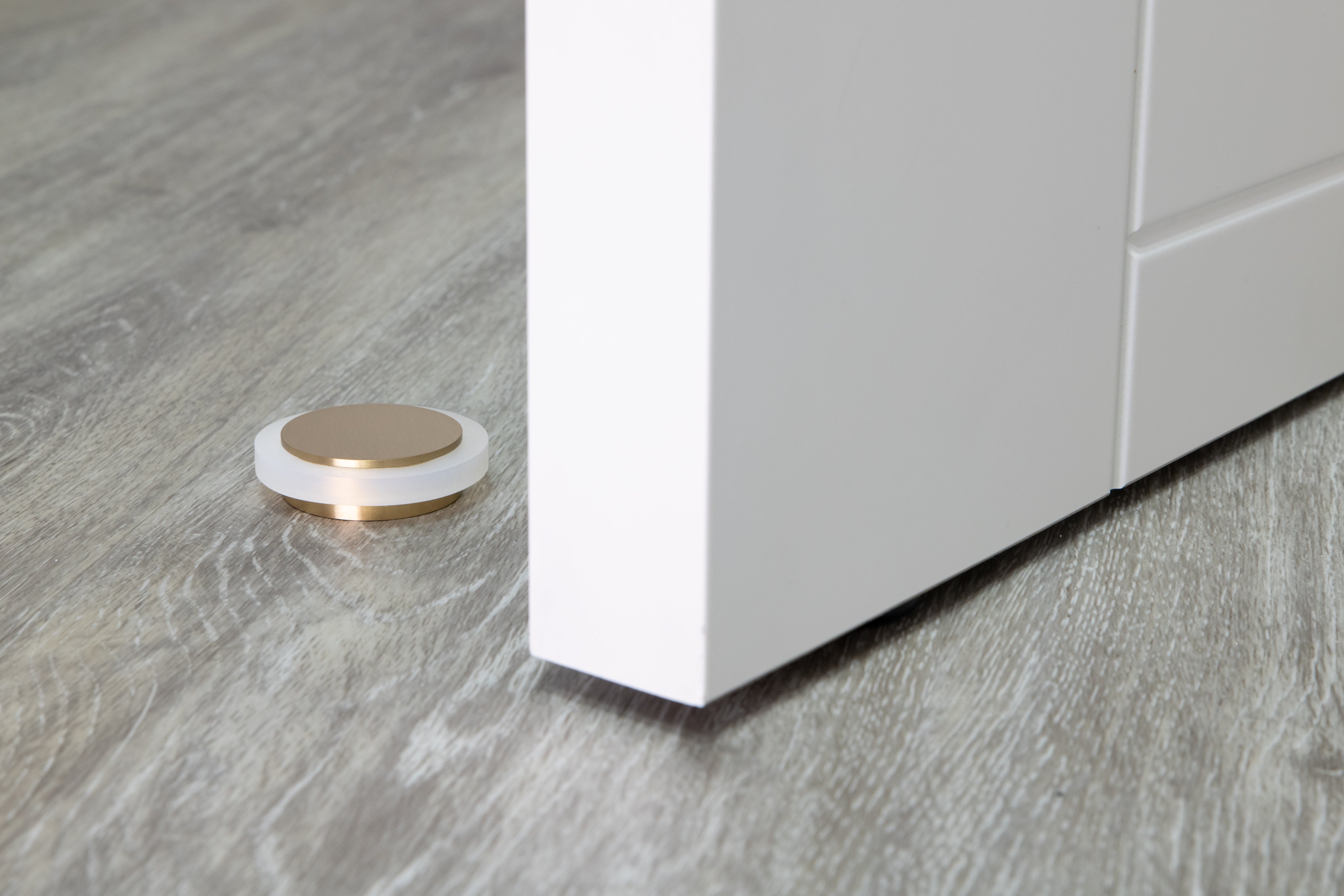 Lot de 2 butées de porte 35 x 12 mm pour sol, laiton satiné avec caoutchouc de protection blanc, adhésif, EVI Herrajes - 3
