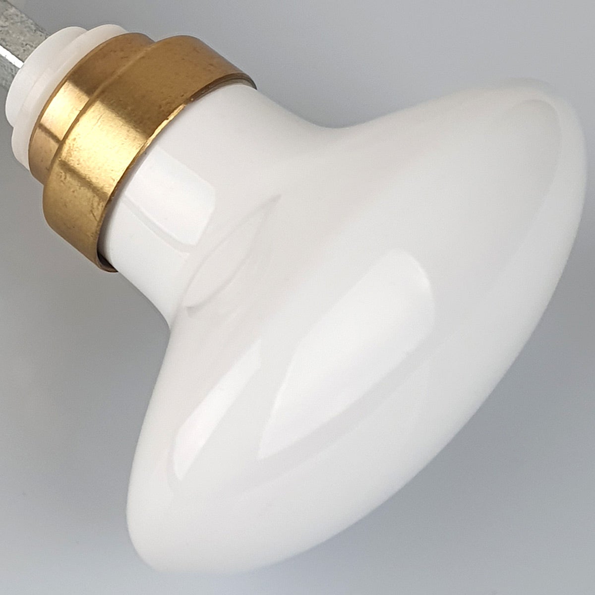 2 boutons de porte intérieure, Porcelaine blanc, Embase dorée, Carré 6 et 7 mm, modèle OLIVE - 8