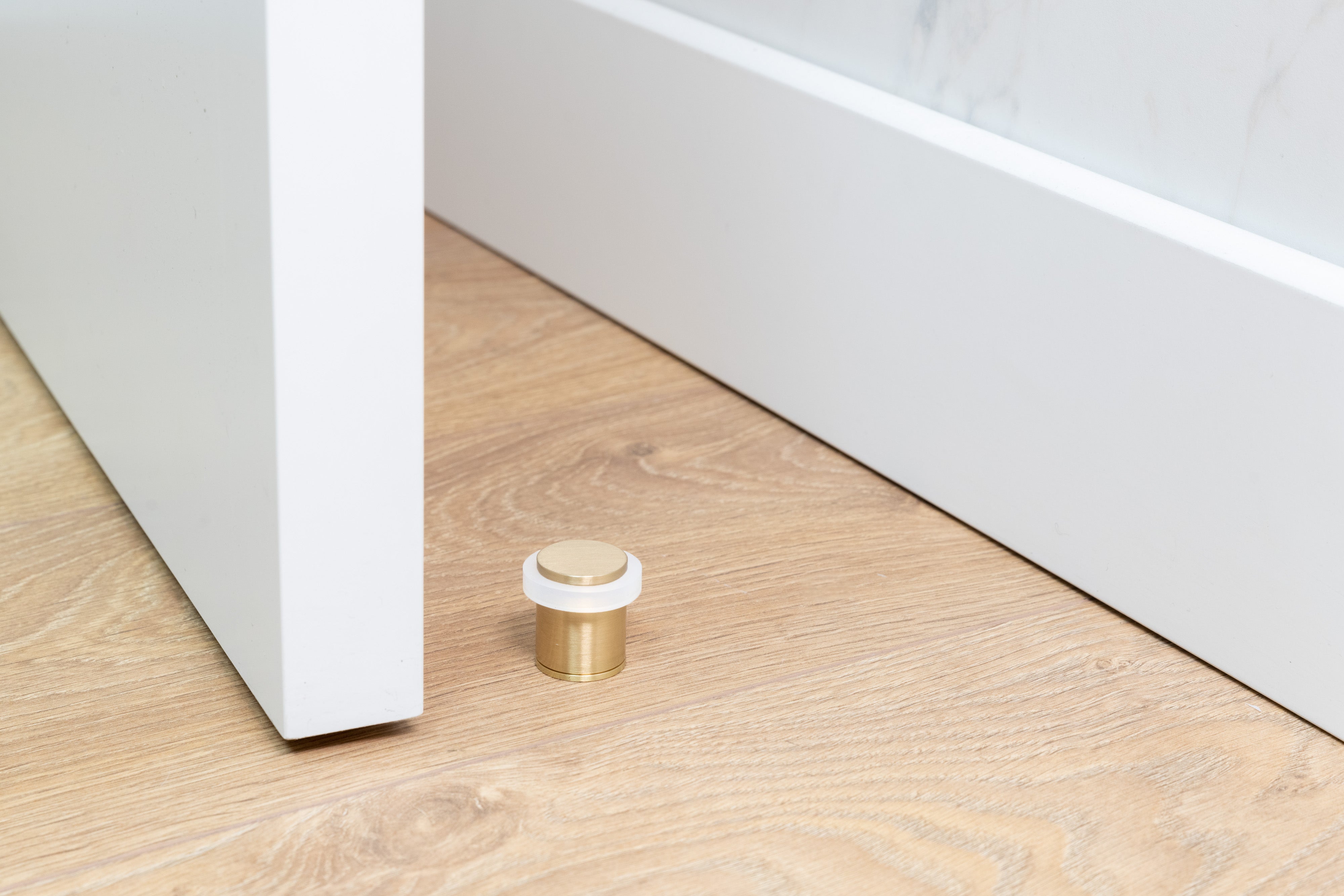 Pack de 4 butées de porte 24 x 30 mm pour sol, laiton avec caoutchouc de protection blanc, installation avec vis, EVI Herrajes - 3