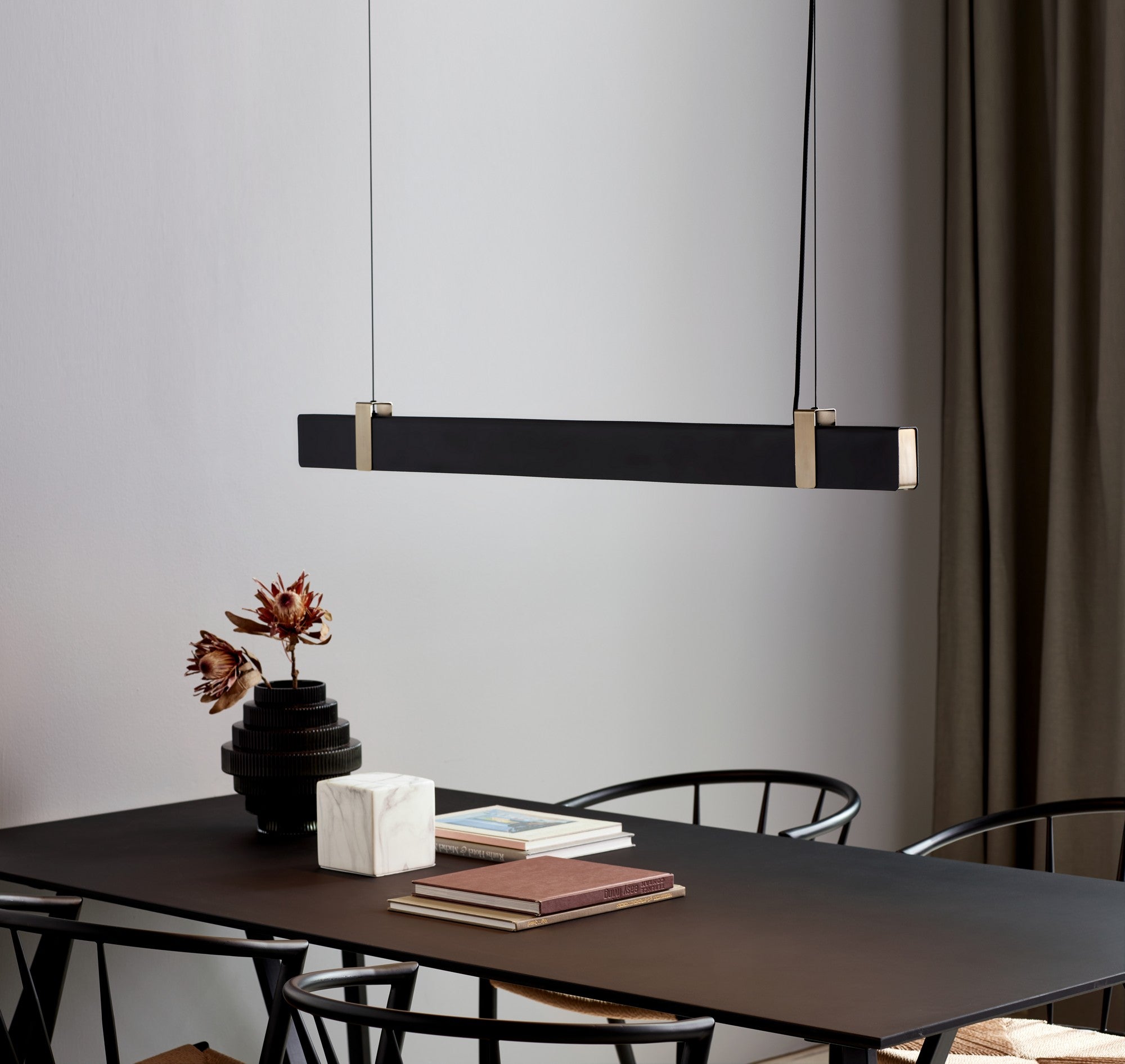 Liniowa lampa sufitowa czarna ze złotymi detalami LED 27W i 3 intensywnościami ściemniania LILT NORDLUX