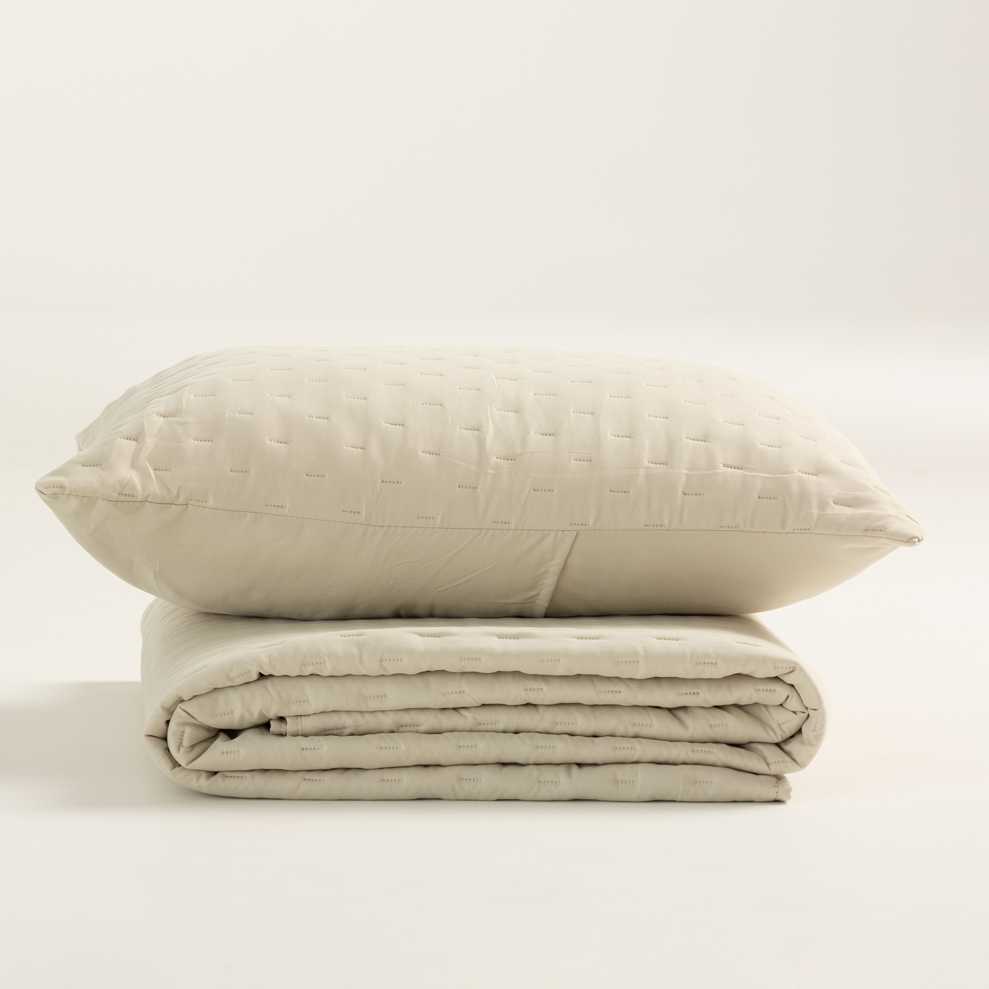 Couvre-lit matelassé uni avec taie d'oreiller 180x270 + 50x70 cm beige - 7