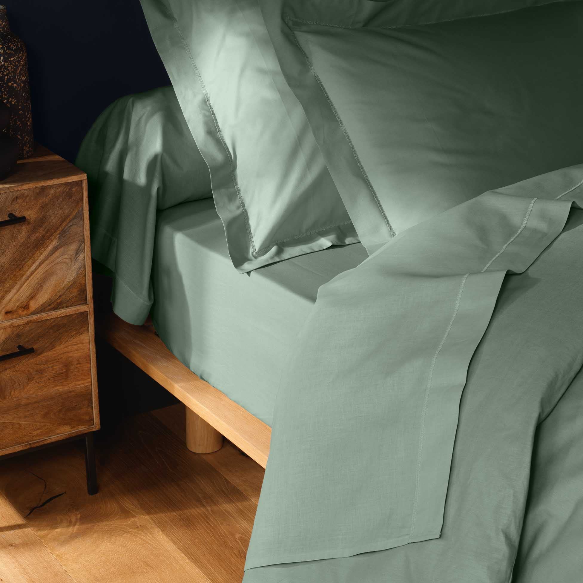 Drap plat 2 personnes 240 x 300 cm coton 57 fils Lina Sauge – Finition point bourdon - 7