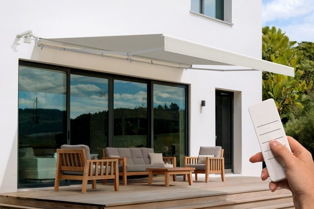 Toldo motorizado semi-cassete FAZZIO 5x3m estrutura branca com tecido bege