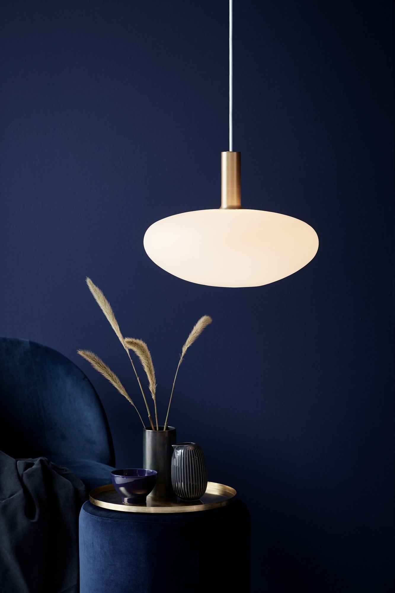 Czarno-biała wisząca lampa sufitowa z kulą z opalowego szkła ø35 cm ALTON Nordlux