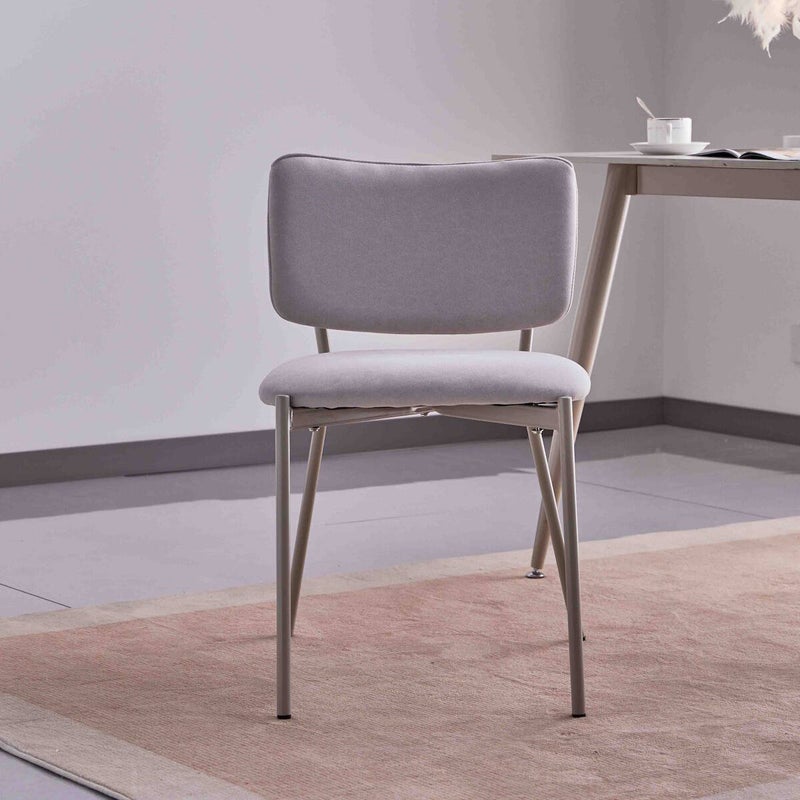 Pakiet 4 krzeseł z siedzeniem i oparciem z drewna, tapicerowanych jasnoszarą, odporną na plamy tkaniną, kremowe metalowe nogi, wymiary 45x52x78 cm