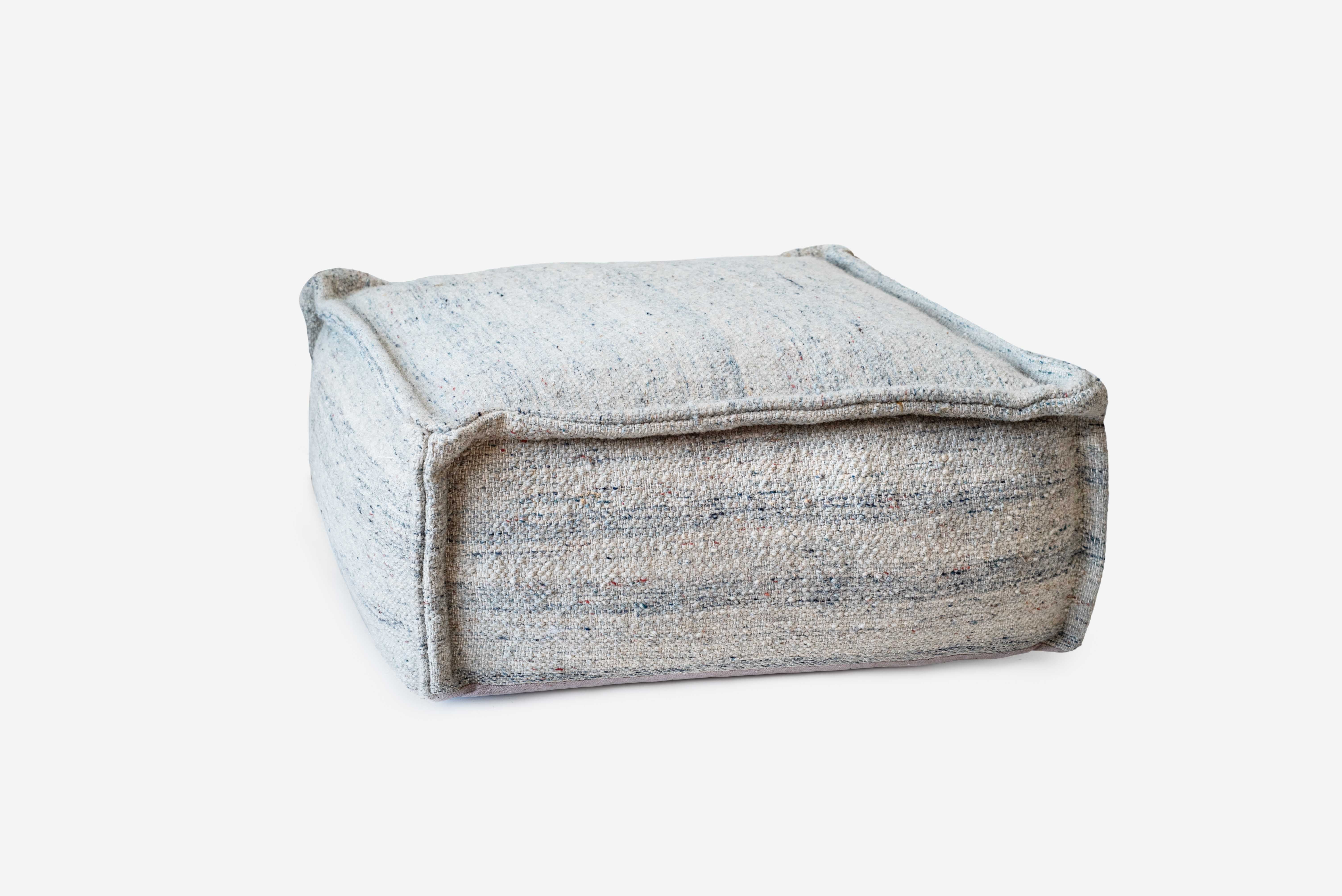 PUF Z JUTY MARMUROWEJ JASNOSZARY I NIEBIESKI 60X60X30CM