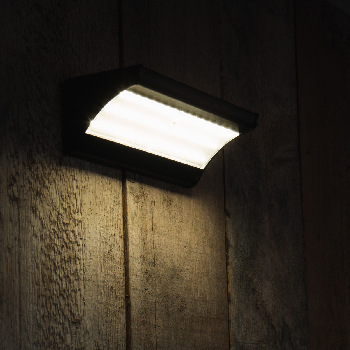Iplux® Applique murale solaire LED SafeSense Pro - 900 lumens - Haute qualité - Capteur de mouvement - IP65 - 4000K - Aluminium - 5