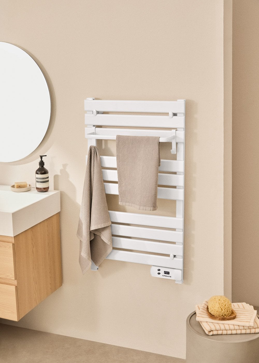 CREATE - WARM TOWEL - Elektryczny wieszak na ręczniki podłogowy lub ścienny 500W - Blanc