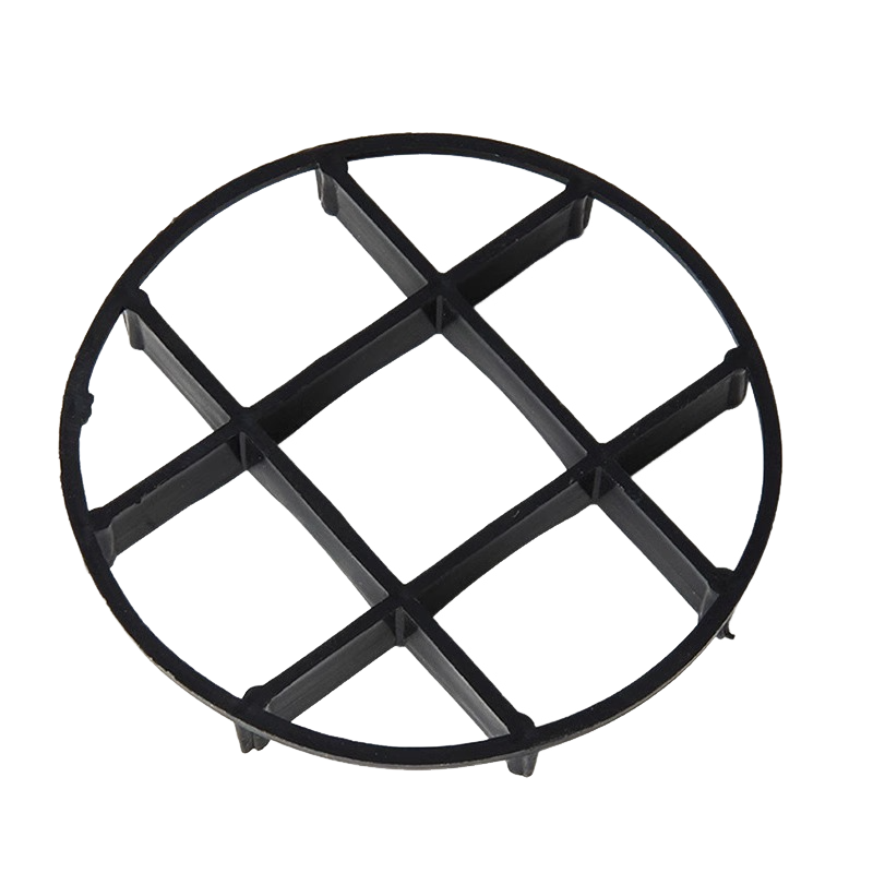 Czarna tacka o średnicy 20 cm na doniczki, z podstawą zabezpieczoną przed gniciem korzeni i podporą wentylacyjną.