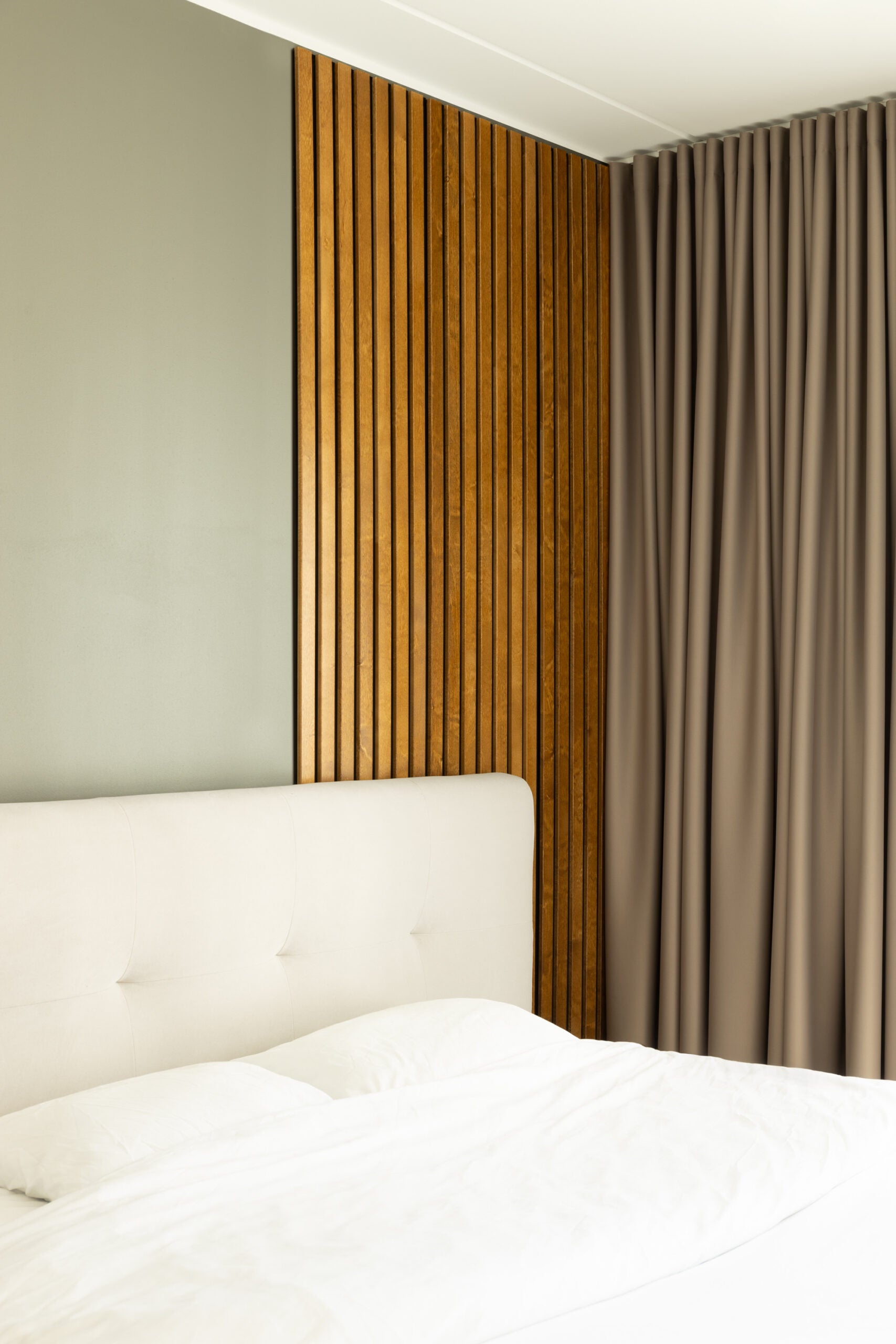 Panneau Tasseau Acoustique en Bois - Bois de Bouleau Massif - 2400x600mm - Lattes 40mm, Support en Feutre Noir - 4