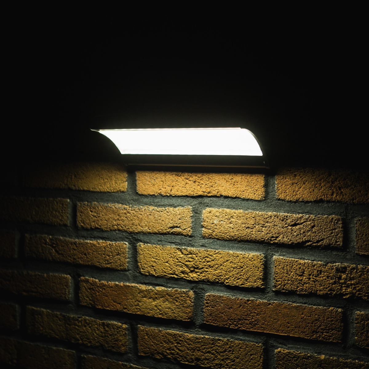 Iplux® Applique murale solaire LED SafeSense Pro - 900 lumens - Haute qualité - Capteur de mouvement - IP65 - 4000K - Aluminium - 12