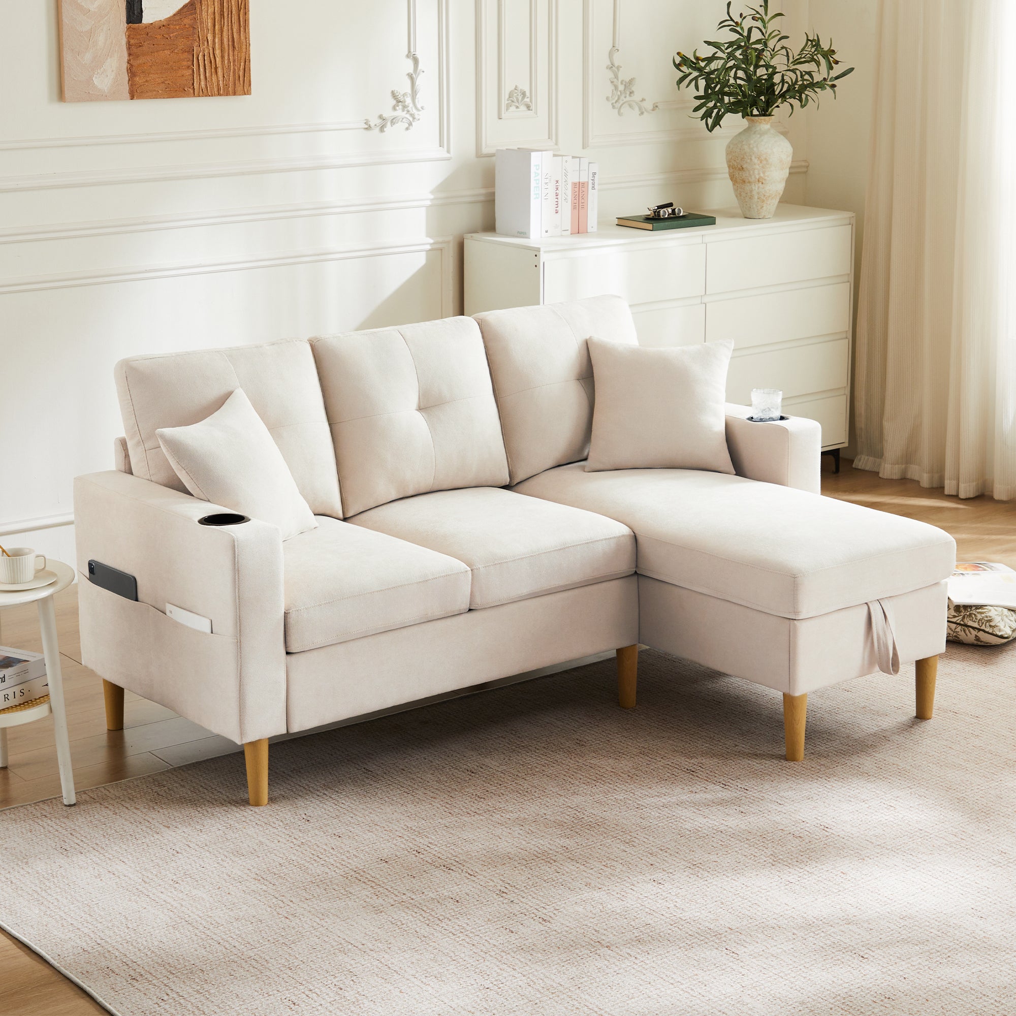 Nowoczesna sofa 3-osobowa w kształcie litery L - z 2 uchwytami na kubki - 2 poduszkami - ze schowkiem - beżowa
