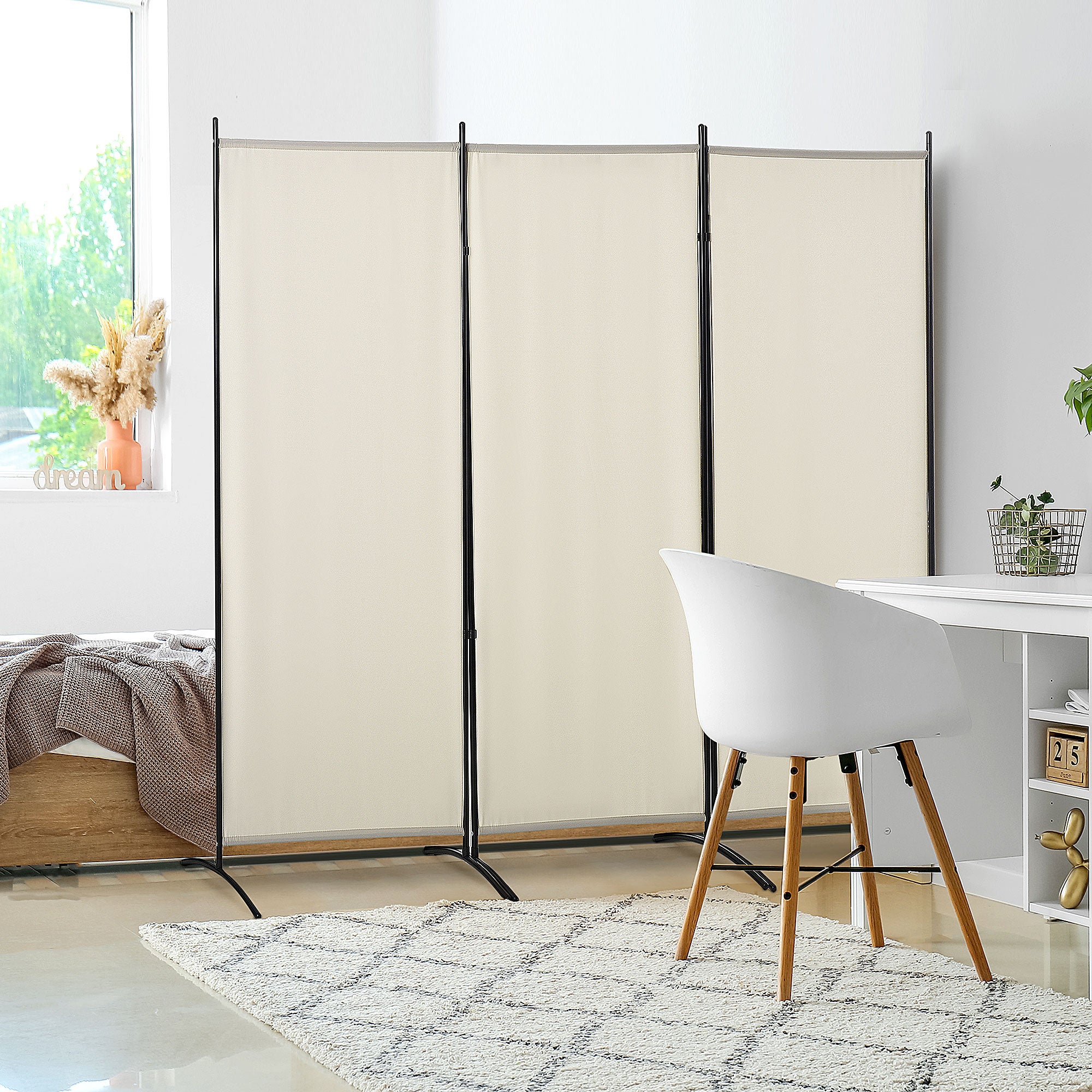 Biombo HOMCOM de tela beige y estructura negra separando dormitorio y escritorio