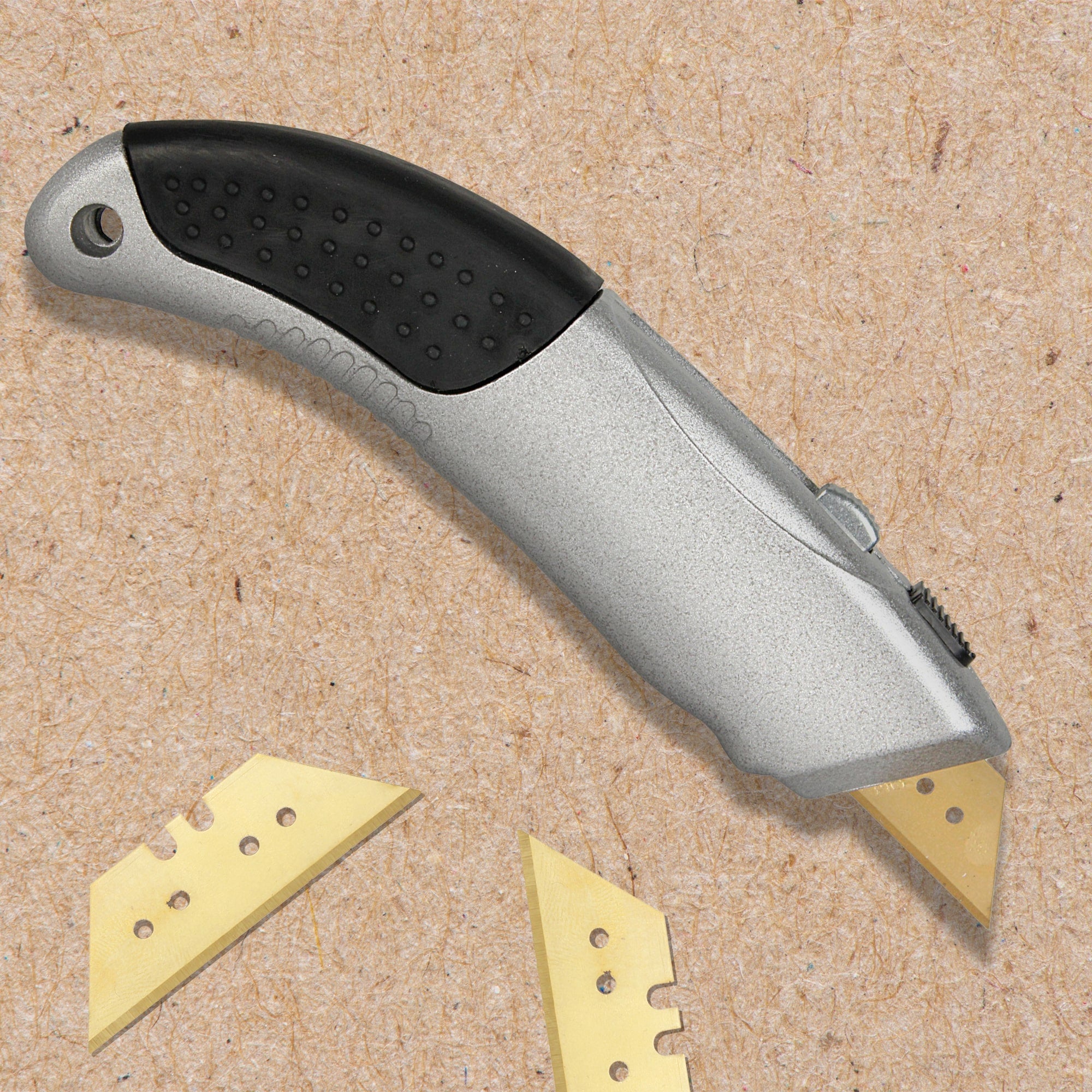 Cutter Professionnel - Reservoir 3 lames Titanium Incluses - Rechargement automatique - 3 Niveaux de Blocage Anti Retour - Manche Metal - Lames 20 mm - 8