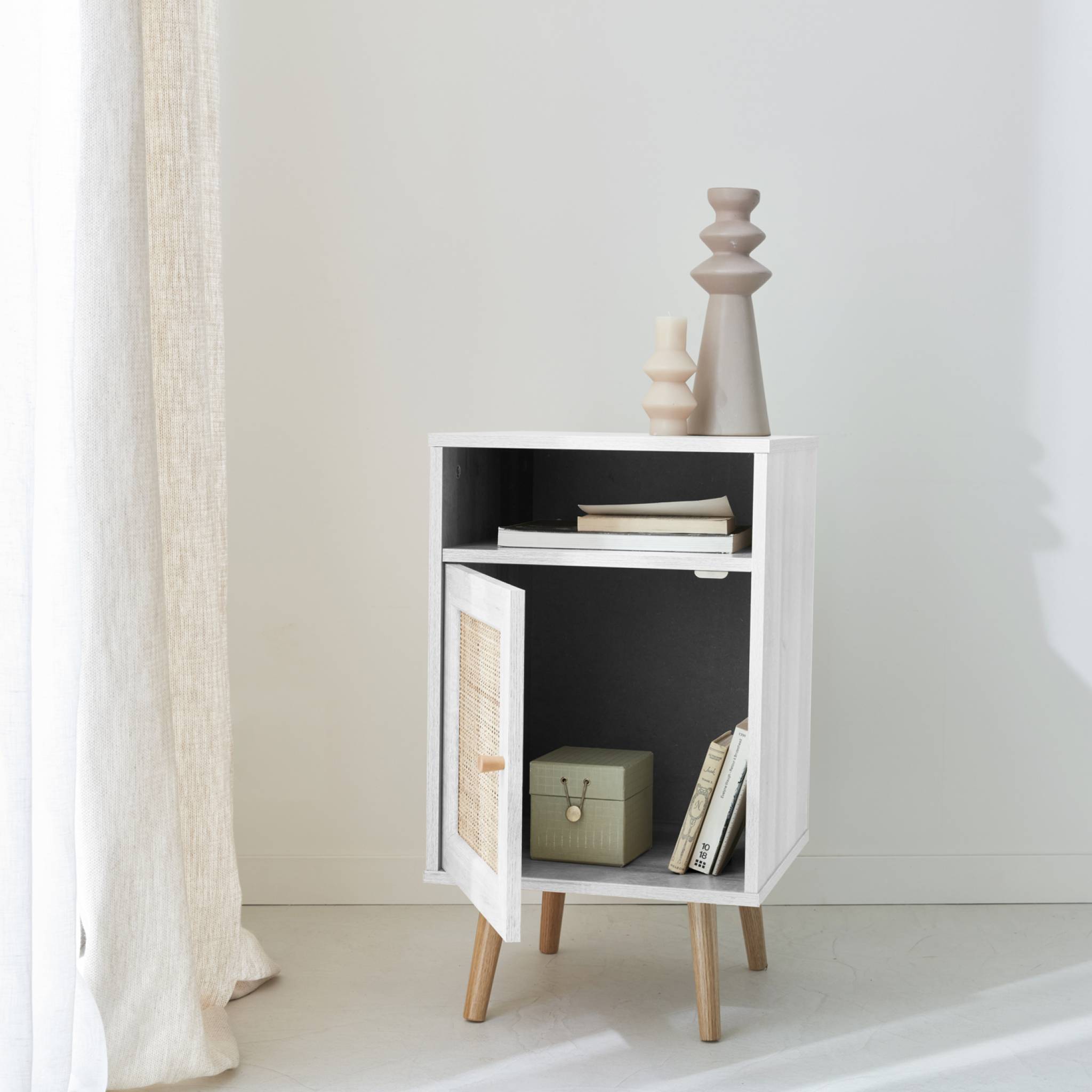 Table de chevet décor bois blanc en cannage - Bohème - 40x39x70cm. blanc - 2 niveaux - 1 porte - 1 espace de rangement - pieds scandinaves - 3