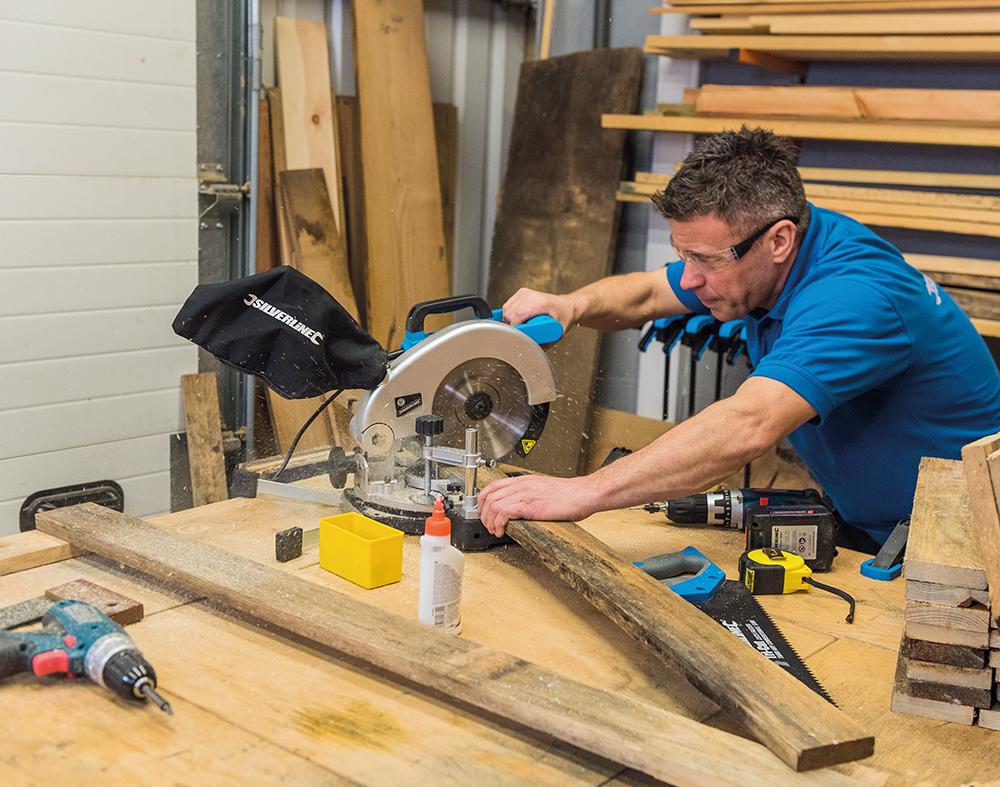 Troncatrice A Pendolo Scheppach HM81 1700W - Lama 210mm - Taglio 45&deg; - Con Laser E Sacco Raccolta