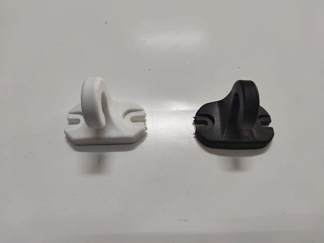 T-TENDA - Ganci A Pavimento Per Tenda Da Sole A Caduta, Coppia Di Ganci Ad Uncino Per Agganciare La Tenda Sulla Ringhiera O Al Pavimento, In PVC, Made In Italy, Colore Bianco