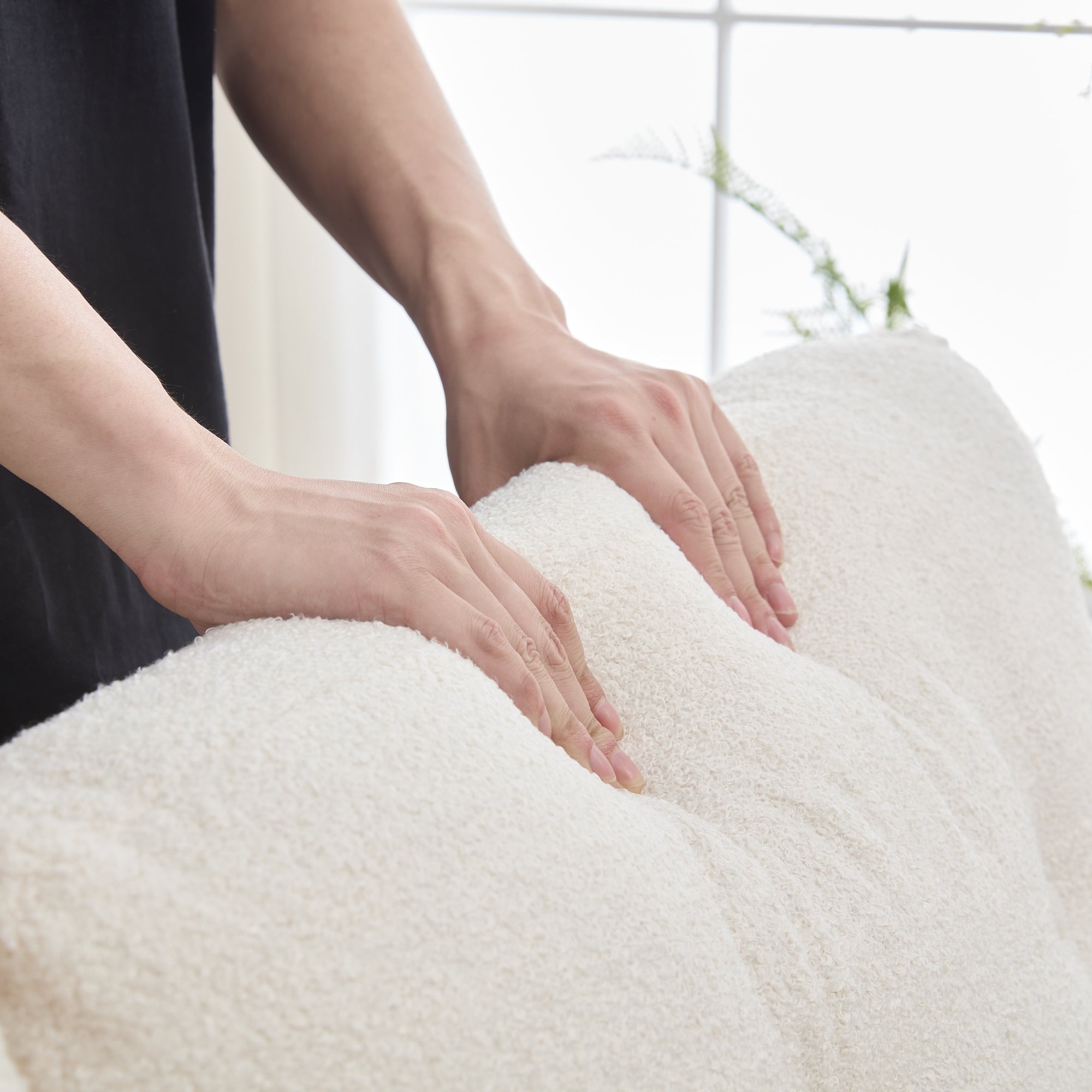 Divano da soggiorno avorio a 2 posti con struttura in crepe e doppio cassetto portaoggetti - 8