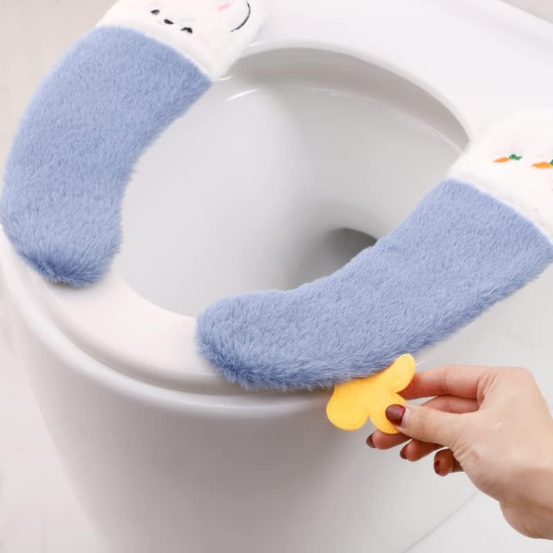 Zestaw 2 par grubych, samoprzylepnych nakładek na deskę sedesową (36 x 10 cm), w kolorze szarym, wykonanych z miękkiego i przyjemnego pluszu, nadający