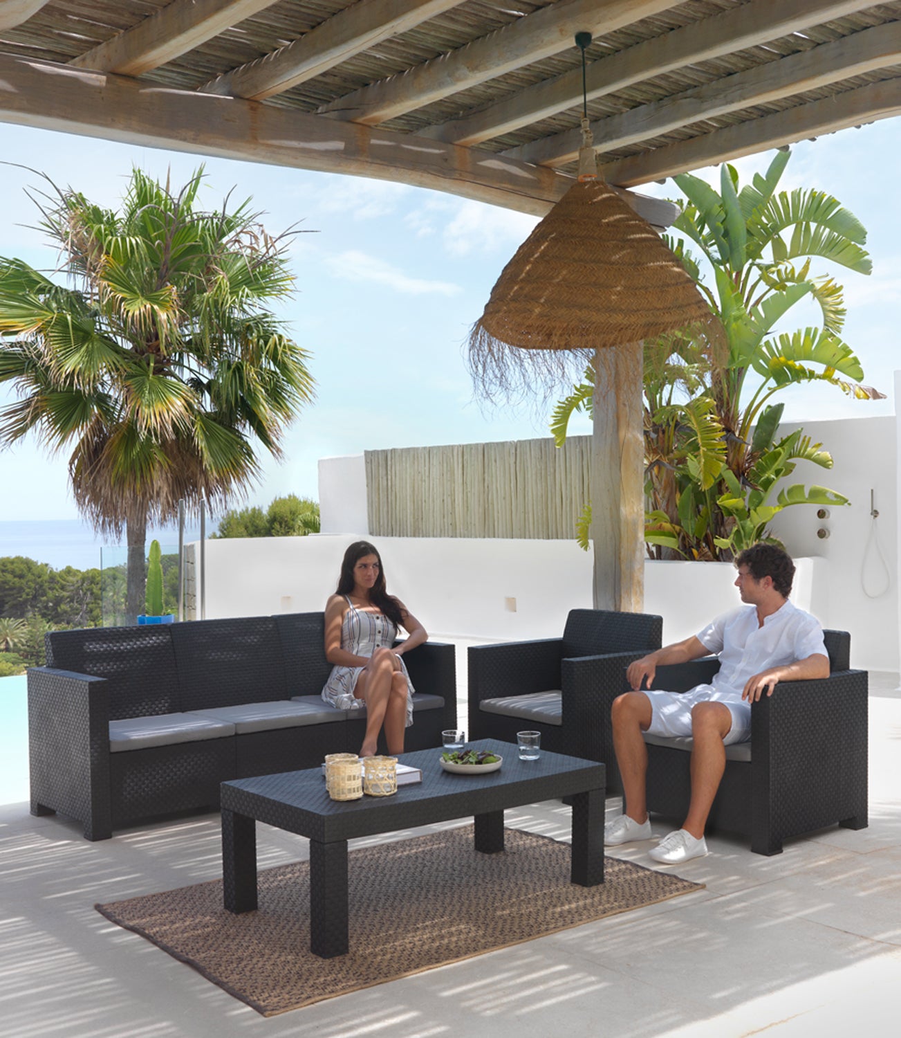 Salon de jardin extérieur 5 places en résine tressée (1 table basse + 1 canapé 3 places + 2 fauteuils) - 5