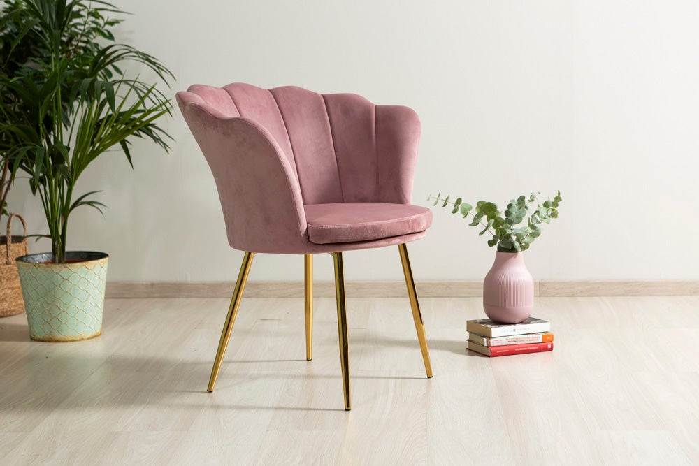 Poltroncina Shelly imbottita con schienale a conchiglia in velluto