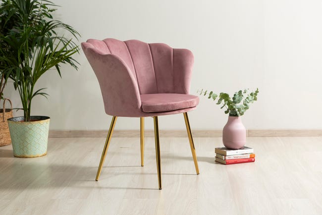 Poltroncina Shelly imbottita con schienale a conchiglia in velluto