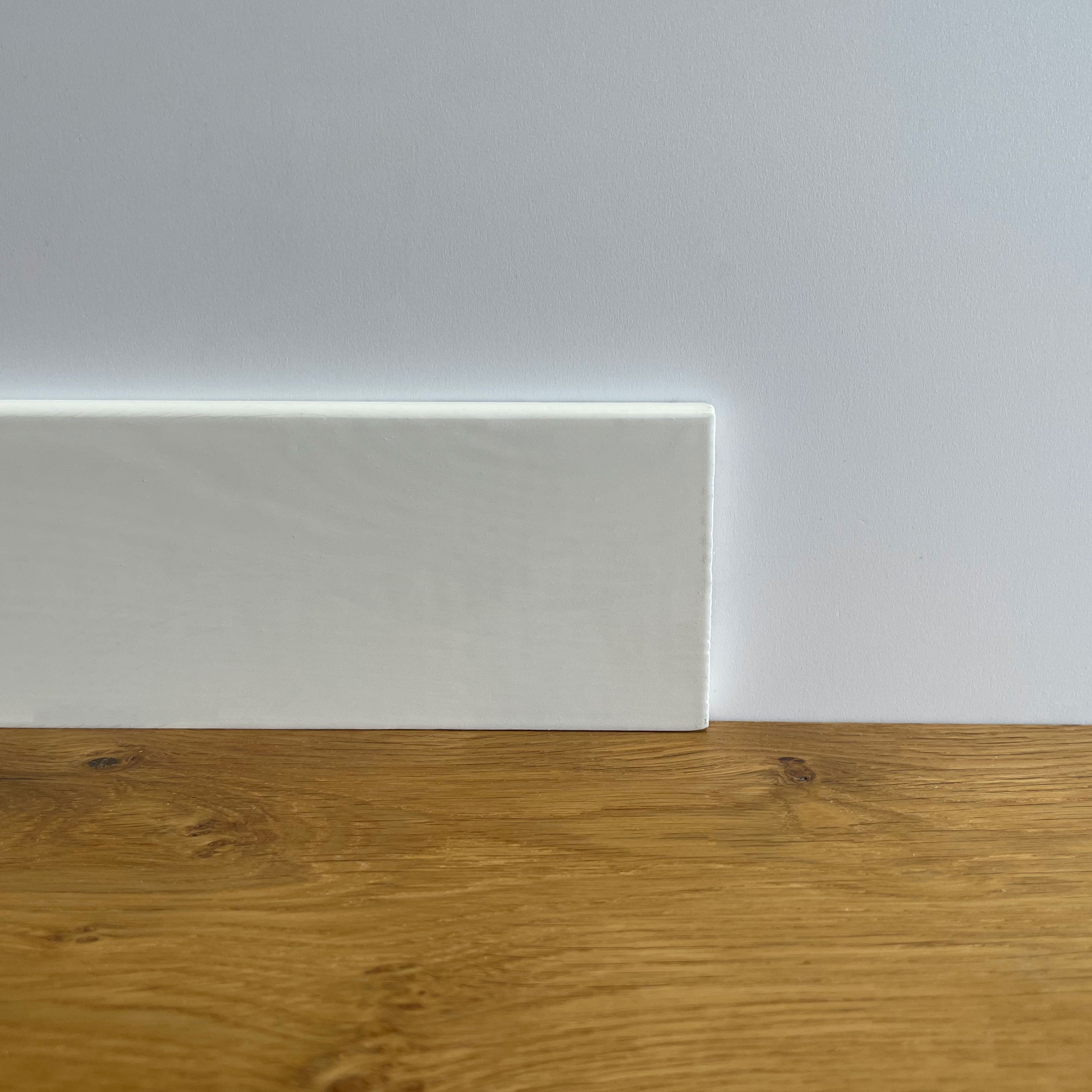 Battiscopa PREMIUM in legno MASSELLO squadrato 70x10 laccato bianco liscio (prezzo al metro lineare) - 2