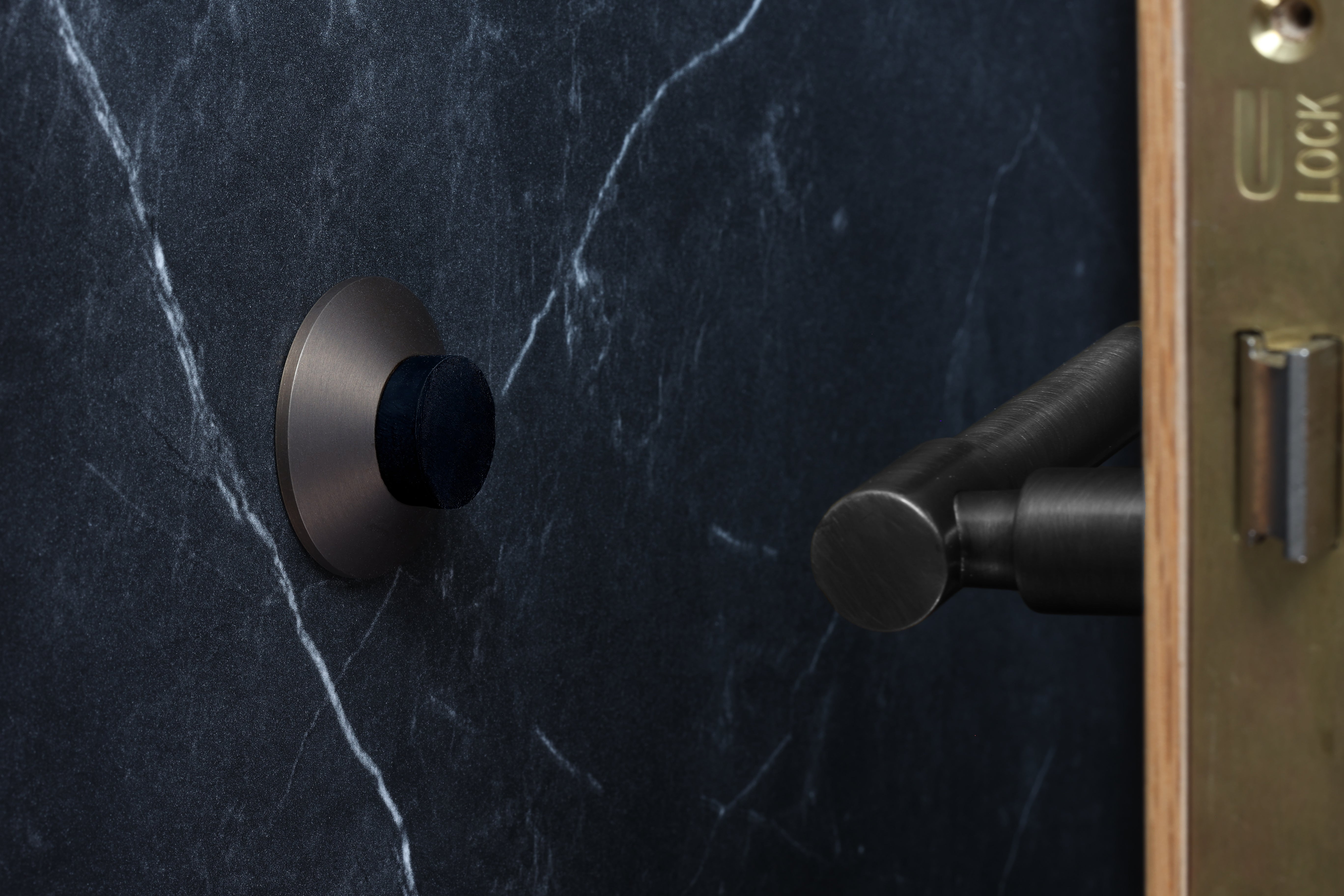 Butée de porte murale, 45 x 17 mm, laiton, avec caoutchouc de protection, à visser et à coller, EVI Herrajes - 3