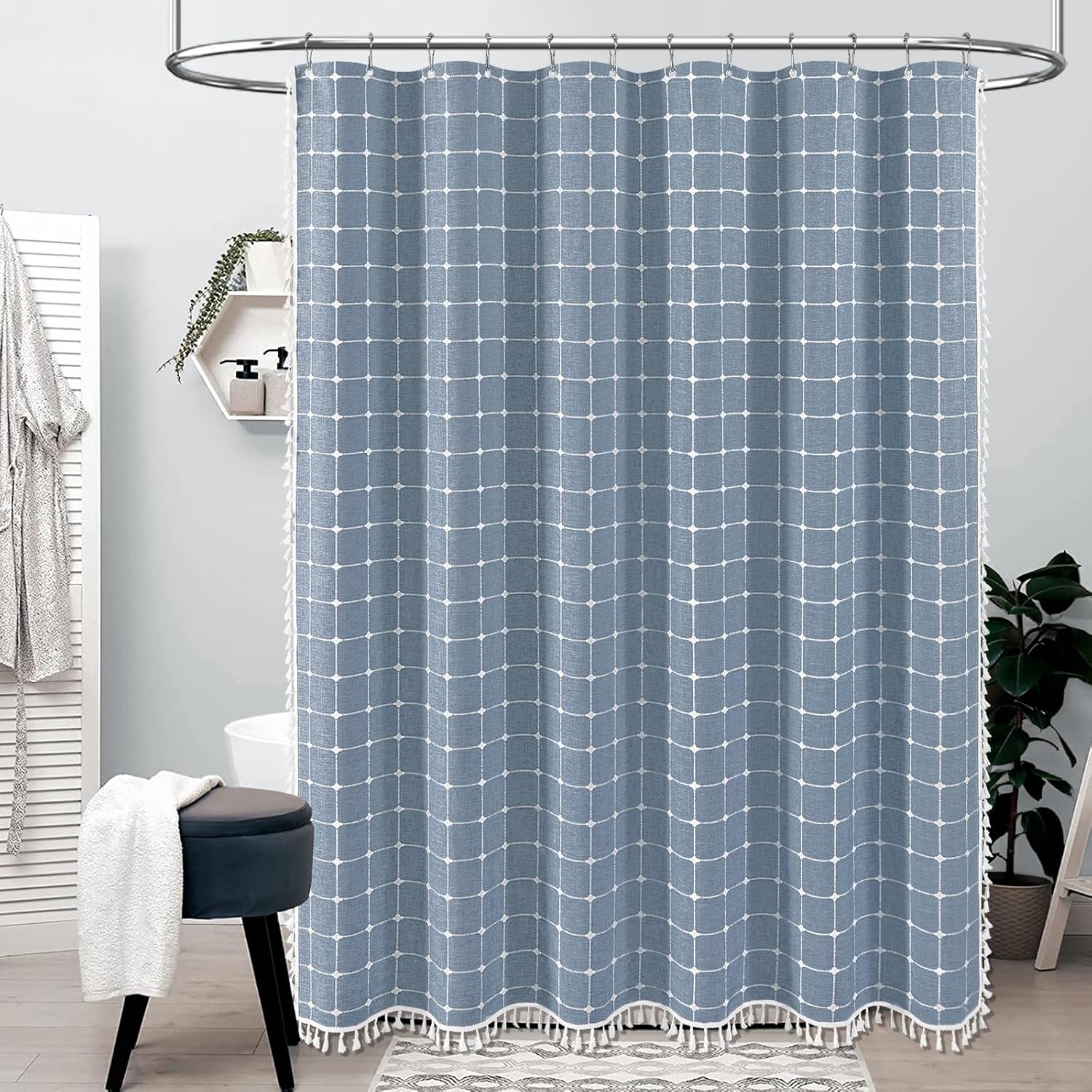 Lniana zasłona prysznicowa w stylu boho z frędzlami, idealna do dekoracji łazienki, 183 x 198 cm (biała kratka na niebieskim tle)