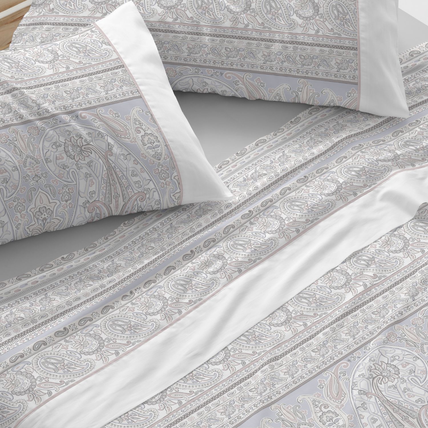 Juego sábanas diseño 529. burrito blanco. incluye sábana encimera, bajera y 1/2 fundas de almohadas. diseño ornamental estilo paisley.disponible en