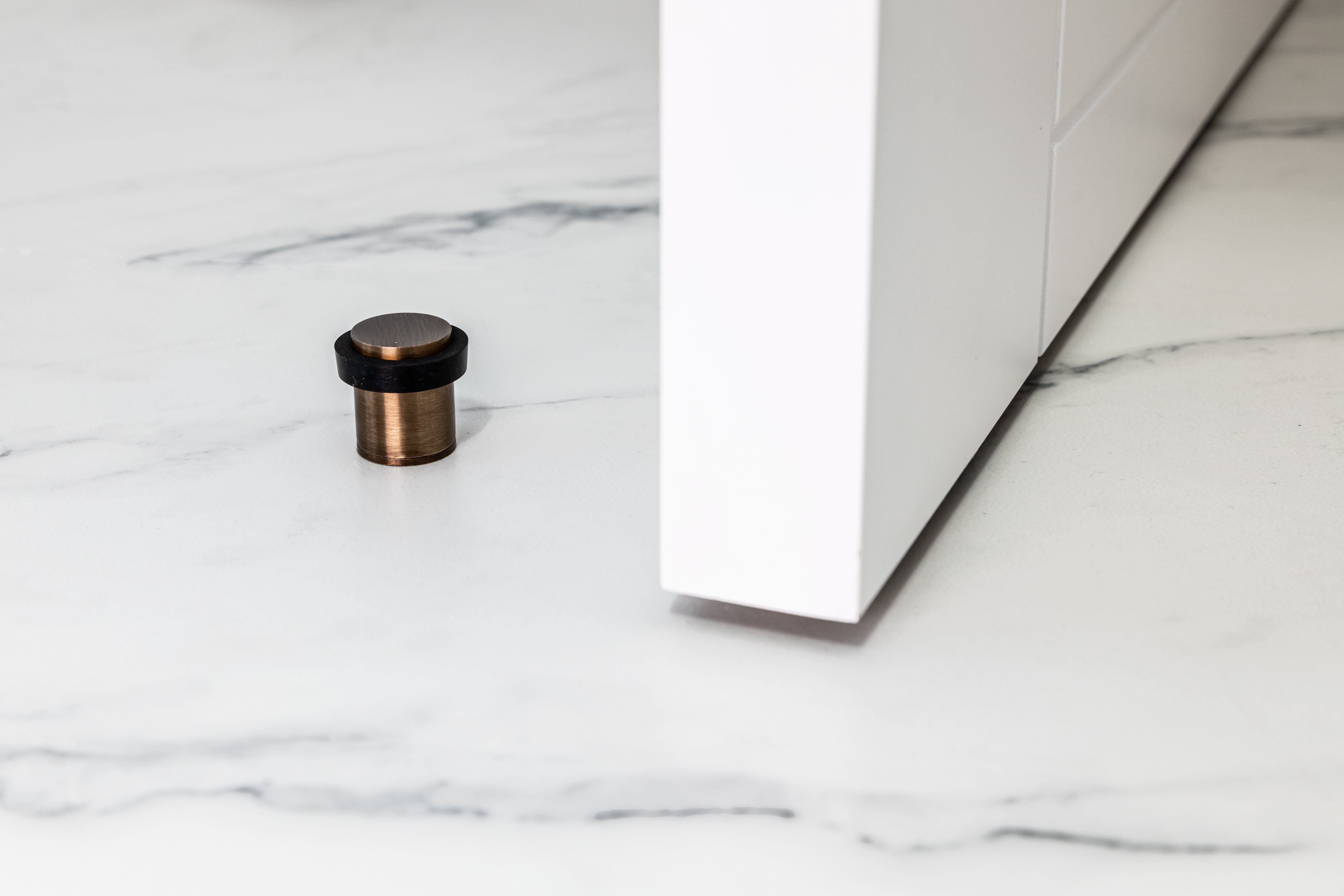 Lot de 4 butées de sol 20 x 25 mm, en cuir de laiton avec caoutchouc de protection noir, à visser, EVI Herrajes - 3